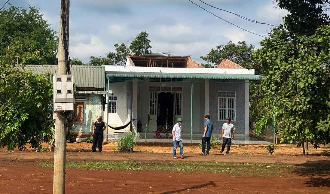 Dông lốc bất ngờ tại Gia Lai làm tốc mái hàng chục nhà dân- Ảnh 3. Căn nhà của một hộ dân huyện Ia Grai, Gia Lai, bị lốc xoáy thổi bay mái tôn - Ảnh: ĐÌNH THẮM