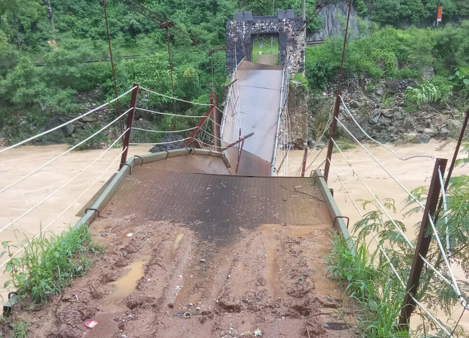 Lũ lớn trong đêm, thành phố Hà Giang ngập sâu, có nhà ngập tới nóc- Ảnh 8. Một cầu treo Hà Giang bị lũ làm hư hỏng - Ảnh: Báo Hà Giang