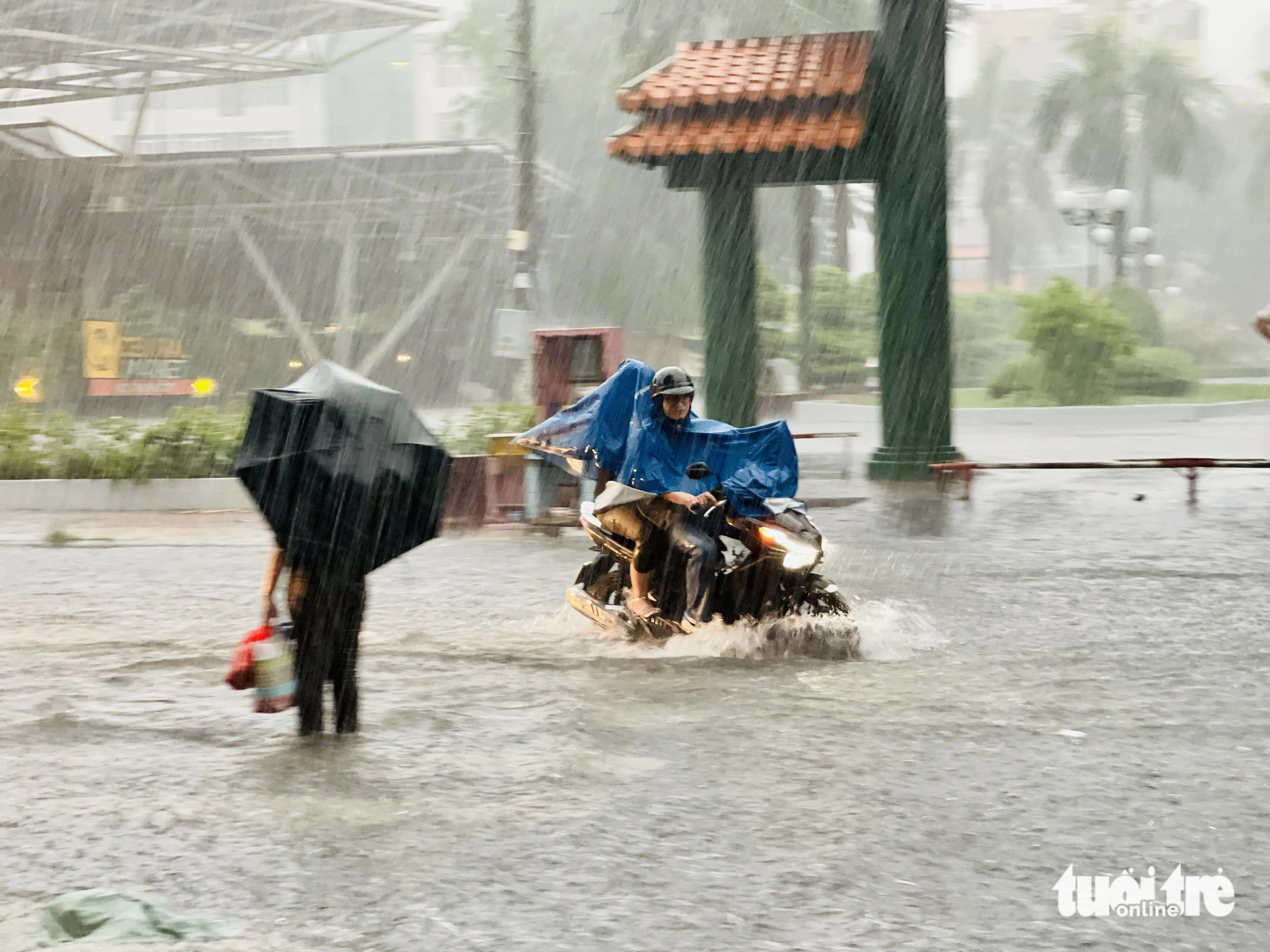 Chiều nay mưa lớn, TP.HCM, Bình Dương xuất hiện mưa đá- Ảnh 3. Mưa lớn khiến nước không kịp thoát trên đường Lê Lai, quận 1, TP.HCM - Ảnh: LÊ THÀNH HUY