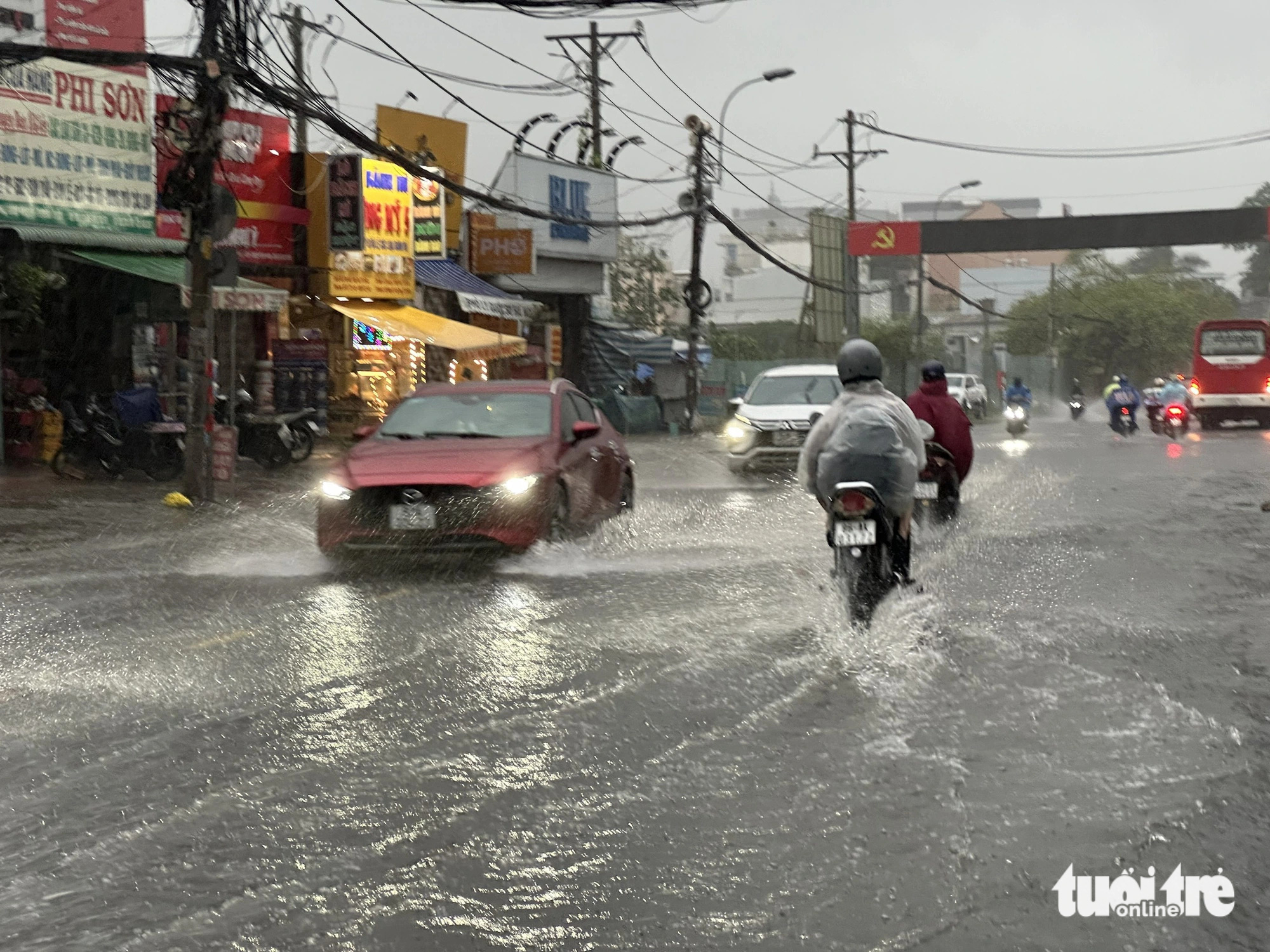Mưa lớn đường Lê Văn Việt, TP Thủ Đức ngập hơn nửa bánh xe - Ảnh: NGỌC QUÝ Mưa lớn gây ngập trên đường Lê Văn Việt, TP Thủ Đức - Ảnh: NGỌC QUÝ