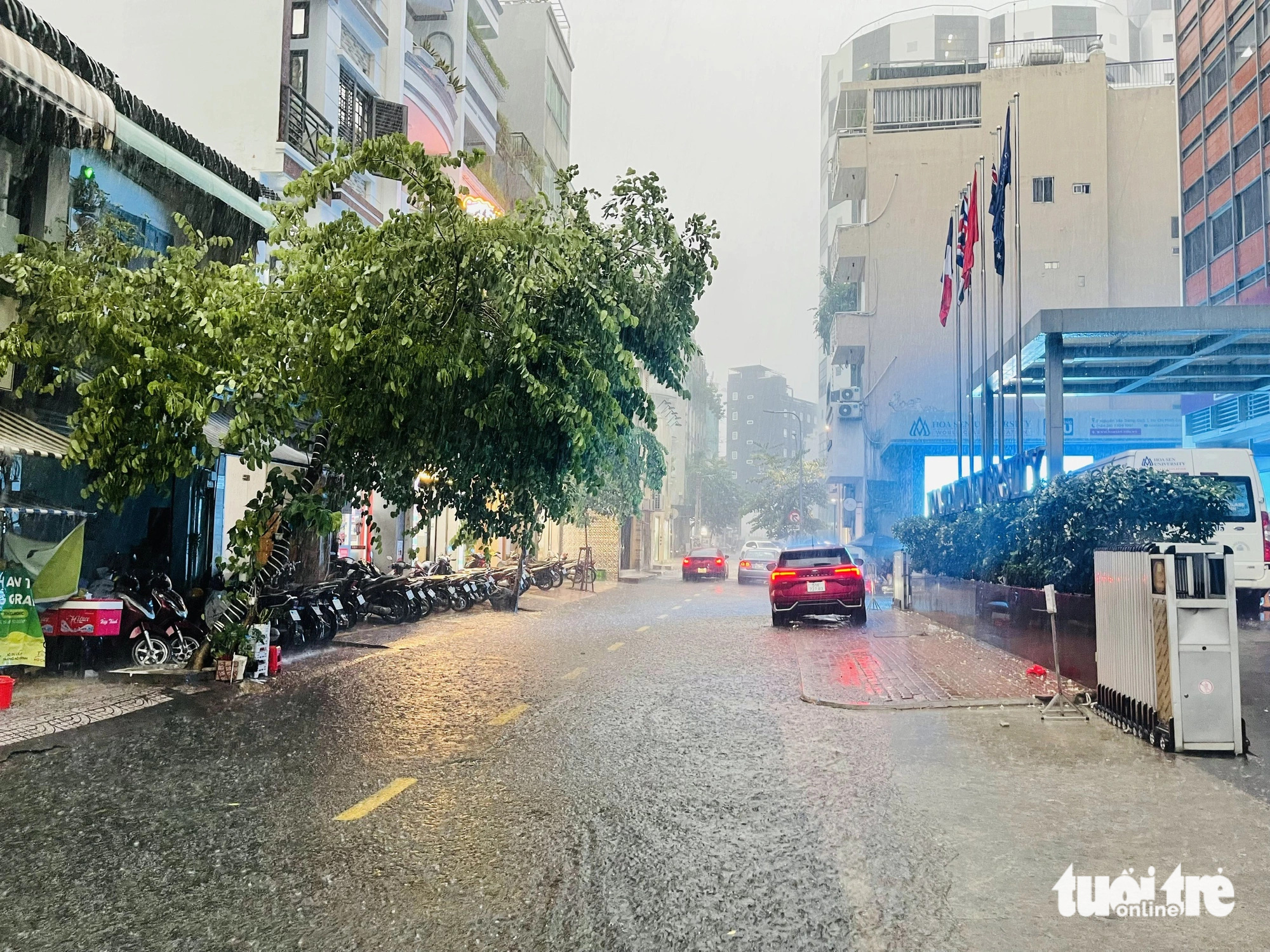 Chiều nay mưa lớn, TP.HCM, Bình Dương xuất hiện mưa đá- Ảnh 11. Nước mưa lênh láng trên đường Nguyễn Văn Tráng, quận 1, TP.HCM - Ảnh: LÊ THÀNH HUY
