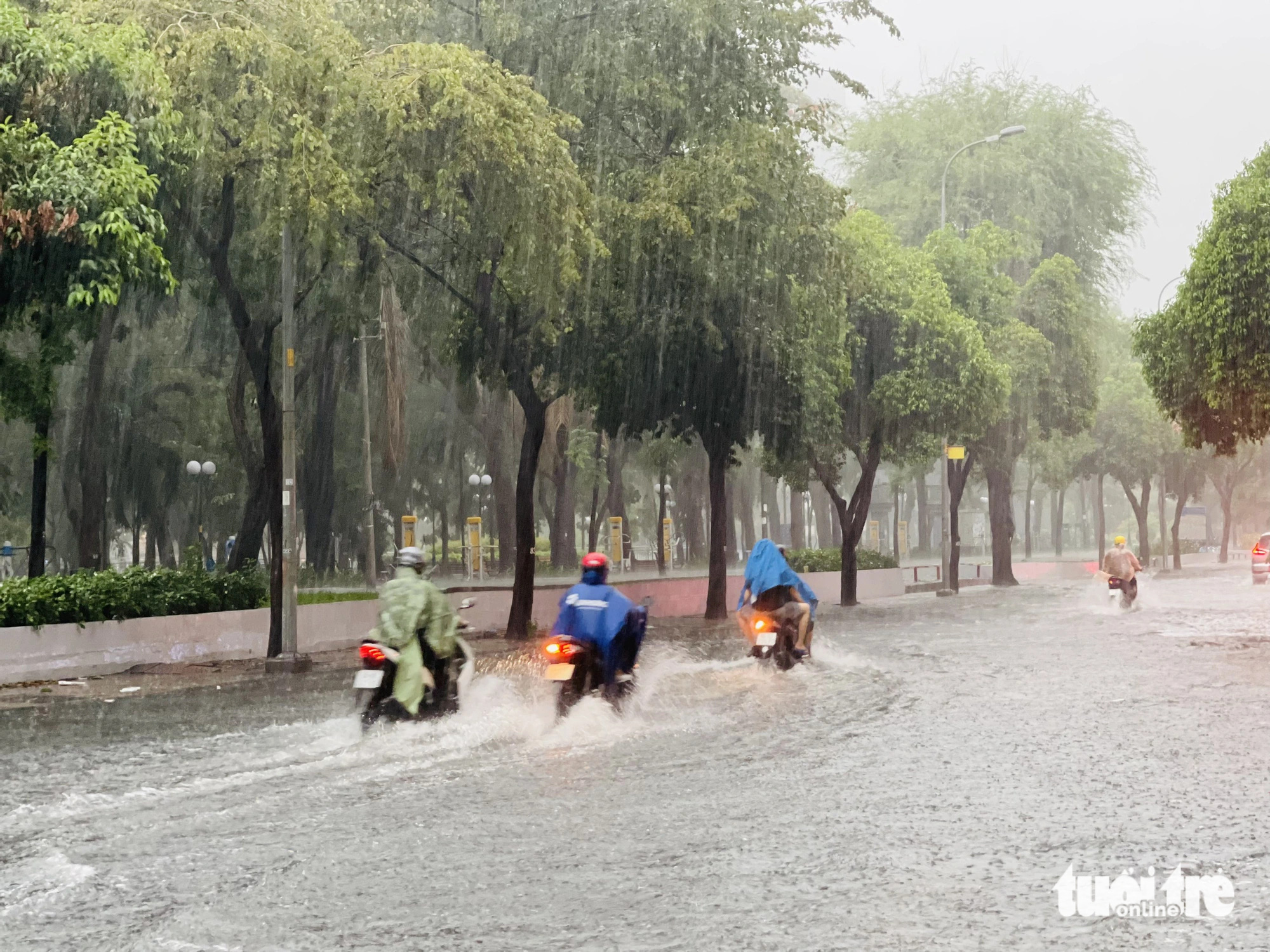 Chiều nay mưa lớn, TP.HCM, Bình Dương xuất hiện mưa đá- Ảnh 14. Sau gần 1 tiếng mưa vẫn chưa ngớt - Ảnh: LÊ THÀNH HUY