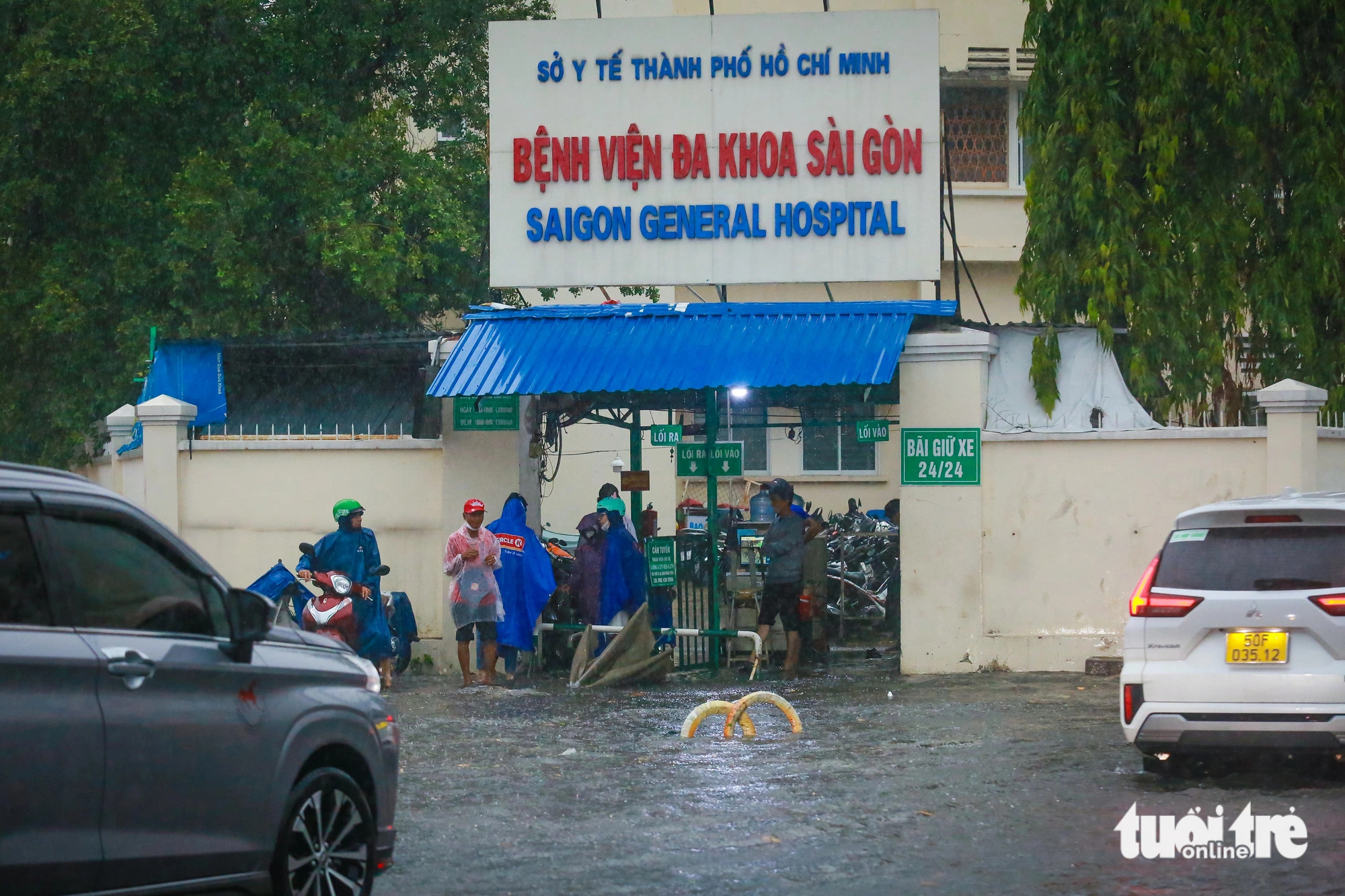 TP.HCM mưa ngập khắp nơi, đường trung tâm Lê Lợi mênh mông nước- Ảnh 2. Trước cổng Bệnh viện Đa khoa Sài Gòn (quận 1) bị ngập cục bộ - Ảnh: CHÂU TUẤN