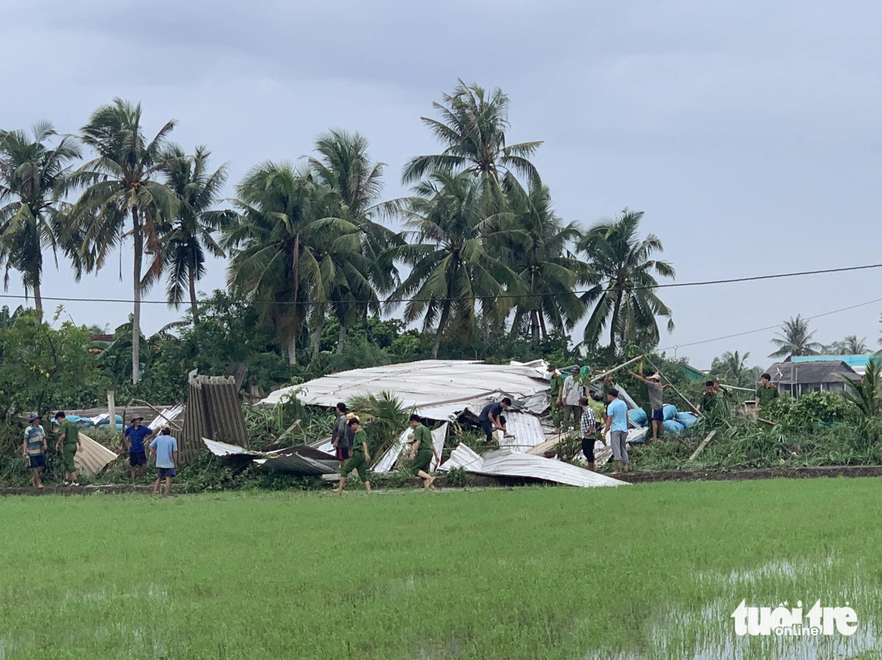 Dông lốc, mưa đá quét ban trưa ở Tiền Giang, thiệt hại tiền tỉ- Ảnh 1. Lực lượng công an đã đến hiện trường ở huyện Chợ Gạo hỗ trợ người dân khắc phục hậu quả - Ảnh: H.T.