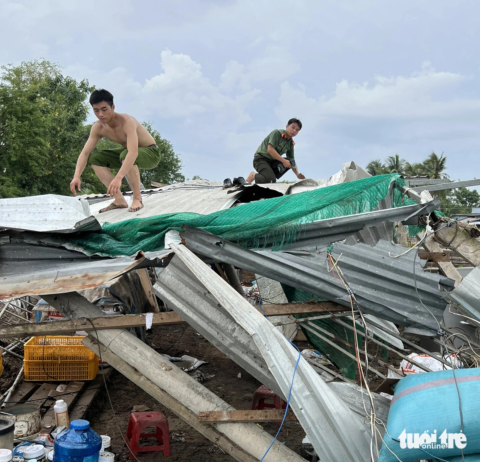 Dông lốc, mưa đá quét ban trưa ở Tiền Giang, thiệt hại tiền tỉ- Ảnh 4. Trang trại nuôi gà bị lốc xoáy làm sập - Ảnh: H.T.