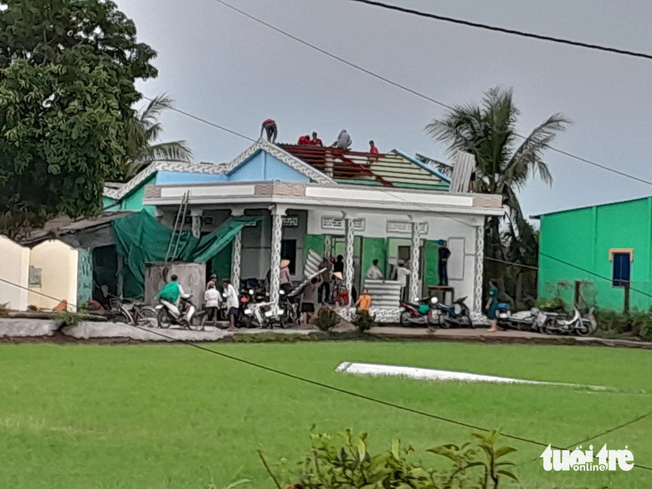 Dông lốc, mưa đá quét ban trưa ở Tiền Giang, thiệt hại tiền tỉ- Ảnh 2. Nhà dân bị tốc mái hư hỏng ở huyện Chợ Gạo - Ảnh: H.T.