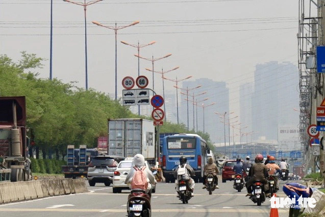Vì sao bầu trời TP.HCM mù mịt giữa trưa?- Ảnh 3. Bầu trời ghi nhận tại TP Thủ Đức mịt mù, hạn chế tầm nhìn xa - Ảnh: NGỌC QUÝ