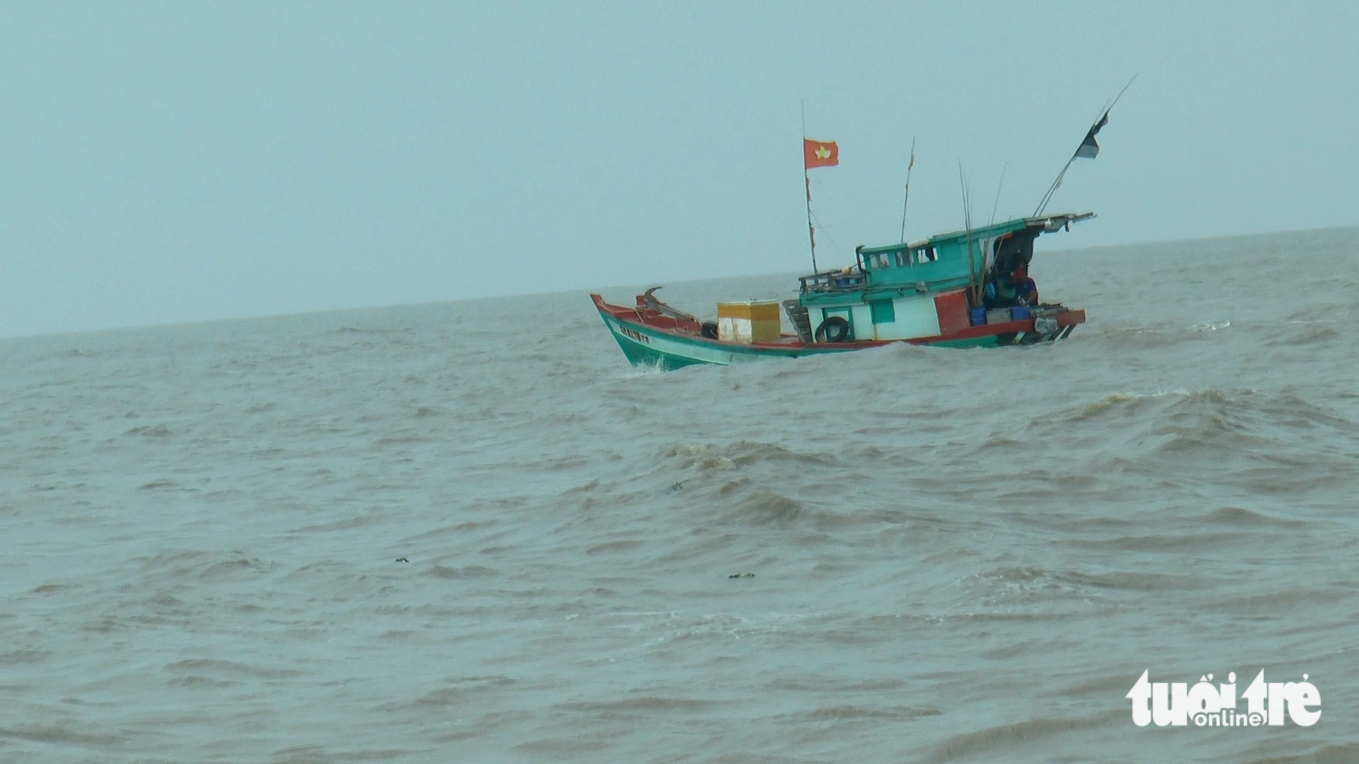 Mưa dông trên biển, nhiều tàu chìm ở Kiên Giang, Cà Mau- Ảnh 1. Mưa to kèm theo gió mạnh khiến nhiều phương tiện đánh bắt thủy sản gặp nguy hiểm khi hoạt động trên biển - Ảnh: THANH HUYỀN