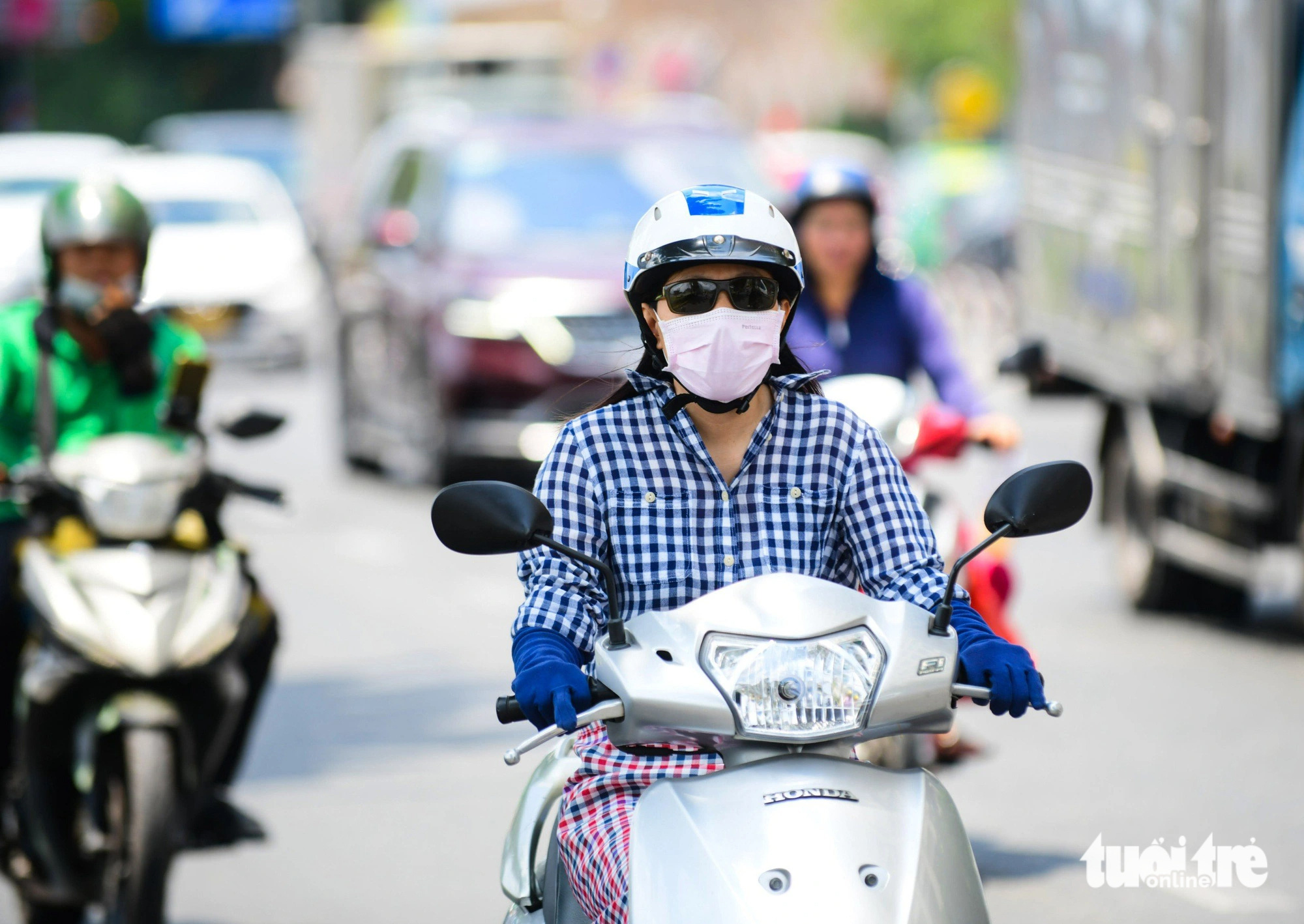Thời tiết hôm nay 29-6: Miền Nam chiều mưa rào; miền Bắc, miền Trung nắng gay gắt- Ảnh 1. Hôm nay 29-6, thời tiết Nam Bộ nắng gián đoạn, chiều mưa rào - Ảnh: QUANG ĐỊNH