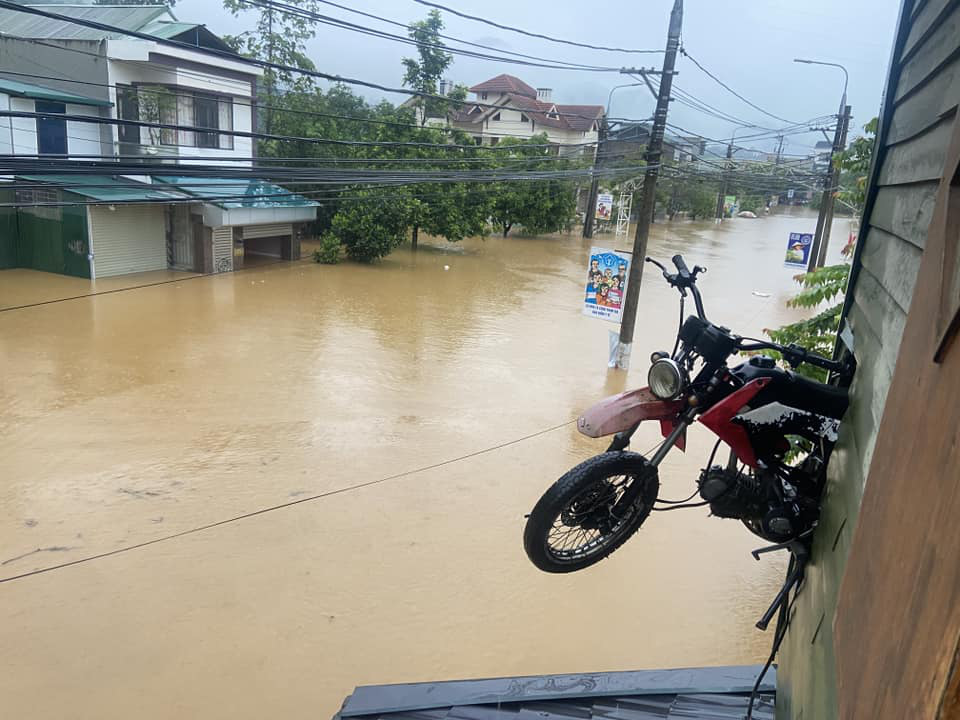 Lũ lớn trong đêm, thành phố Hà Giang ngập sâu, có nhà ngập tới nóc- Ảnh 2. Cả một khu vực chợ Phương Thiện (Hà Giang) ngập sâu, có nơi ngập sâu 2m - Ảnh: Nguyễn Cường