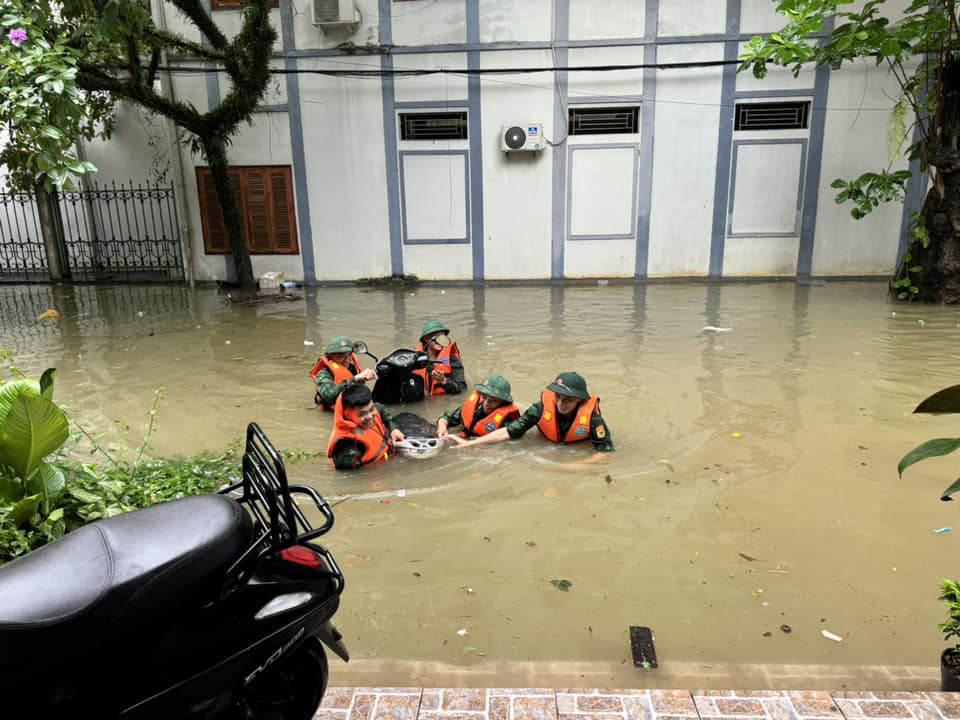 Miền Bắc mưa lớn từ đêm nay, nhớ đợt mưa lịch sử vài ngày trước mà lo- Ảnh 1. Lực lượng cứu hộ cứu nạn giúp người dân ở Hà Giang di chuyển tài sản ra khỏi nơi bị ngập trong đợt mưa gây ngập lụt ngày 10-6 - Ảnh: H.GIANG