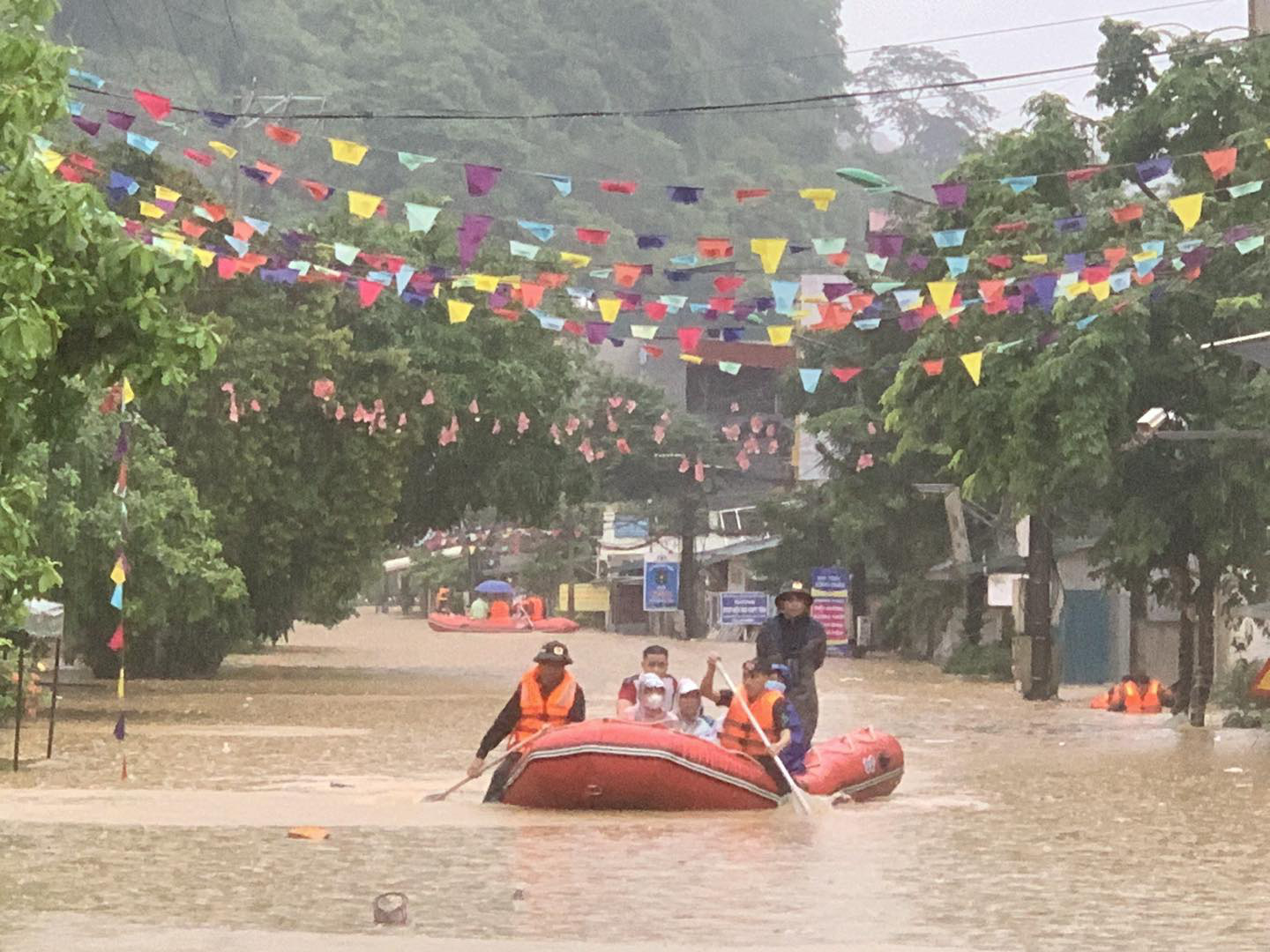 Từ chiều tối nay miền Bắc mưa lớn, đề phòng ngập lụt, sạt lở đất- Ảnh 1. Ngập lụt tại thành phố Hà Giang do mưa lũ hôm 10-6 - Ảnh: Công an tỉnh Hà Giang