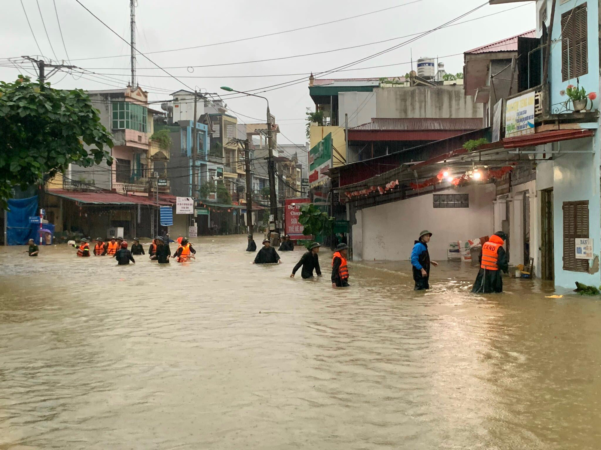 Lũ lớn trong đêm, thành phố Hà Giang ngập sâu, có nhà ngập tới nóc- Ảnh 1. Lực lượng cứu hộ cứu nạn hỗ trợ người dân ở khu vực ngập sâu - Ảnh: Báo Hà Giang