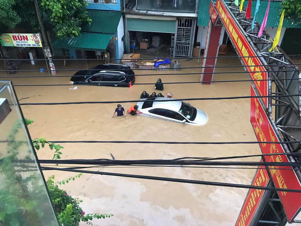 Lũ lớn trong đêm, thành phố Hà Giang ngập sâu, có nhà ngập tới nóc- Ảnh 4. Ô tô của người dân ở thành phố Hà Giang không kịp di chuyển - Ảnh: Báo Hà Giang