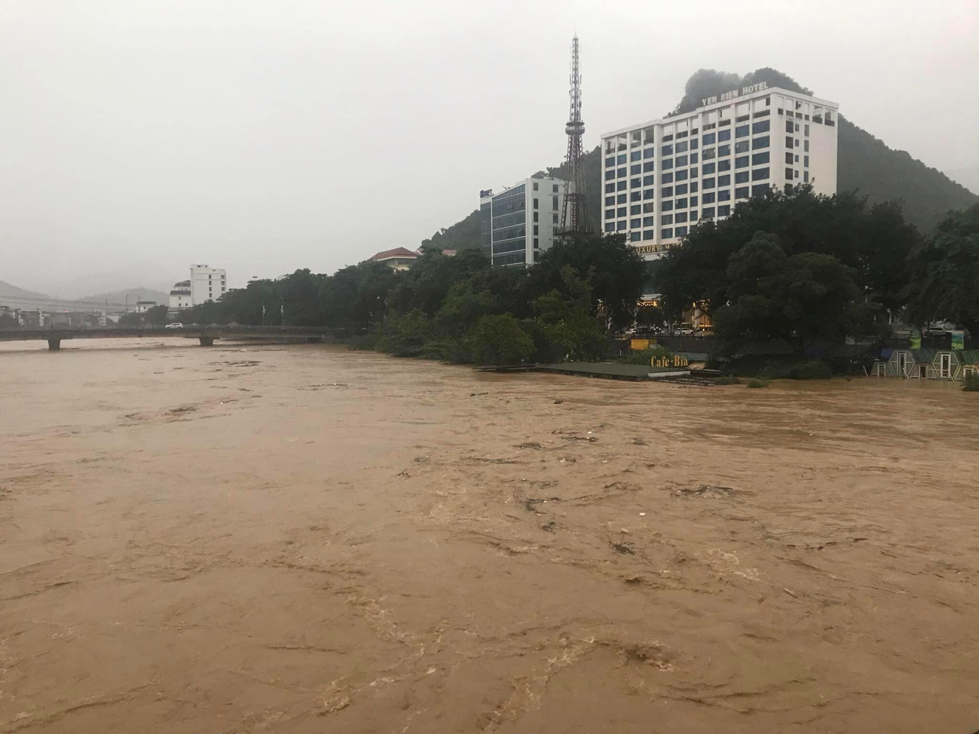Lũ lớn trong đêm, thành phố Hà Giang ngập sâu, có nhà ngập tới nóc- Ảnh 5. Nước lũ trên sông Lô đoạn qua thành phố Hà Giang chảy cuồn cuộn - Ảnh: Báo Hà Giang