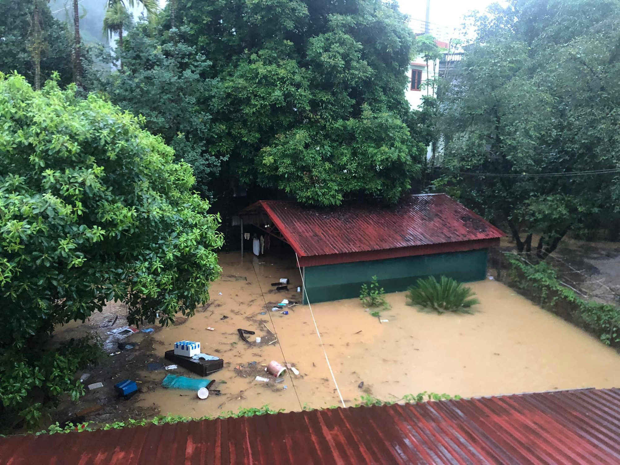 Lũ lớn trong đêm, thành phố Hà Giang ngập sâu, có nhà ngập tới nóc- Ảnh 6. Nhà dân bị ngập sâu 2-3 mét - Ảnh: Báo Hà Giang