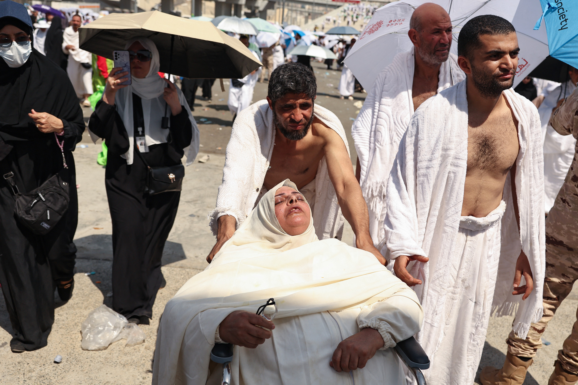 Thánh địa Mecca nóng gần 52 độ C, ít nhất 550 người hành hương thiệt mạng- Ảnh 1. Một người phụ nữ bị say nắng trên đường hành hương đến thánh địa Mecca - Ảnh: AFP