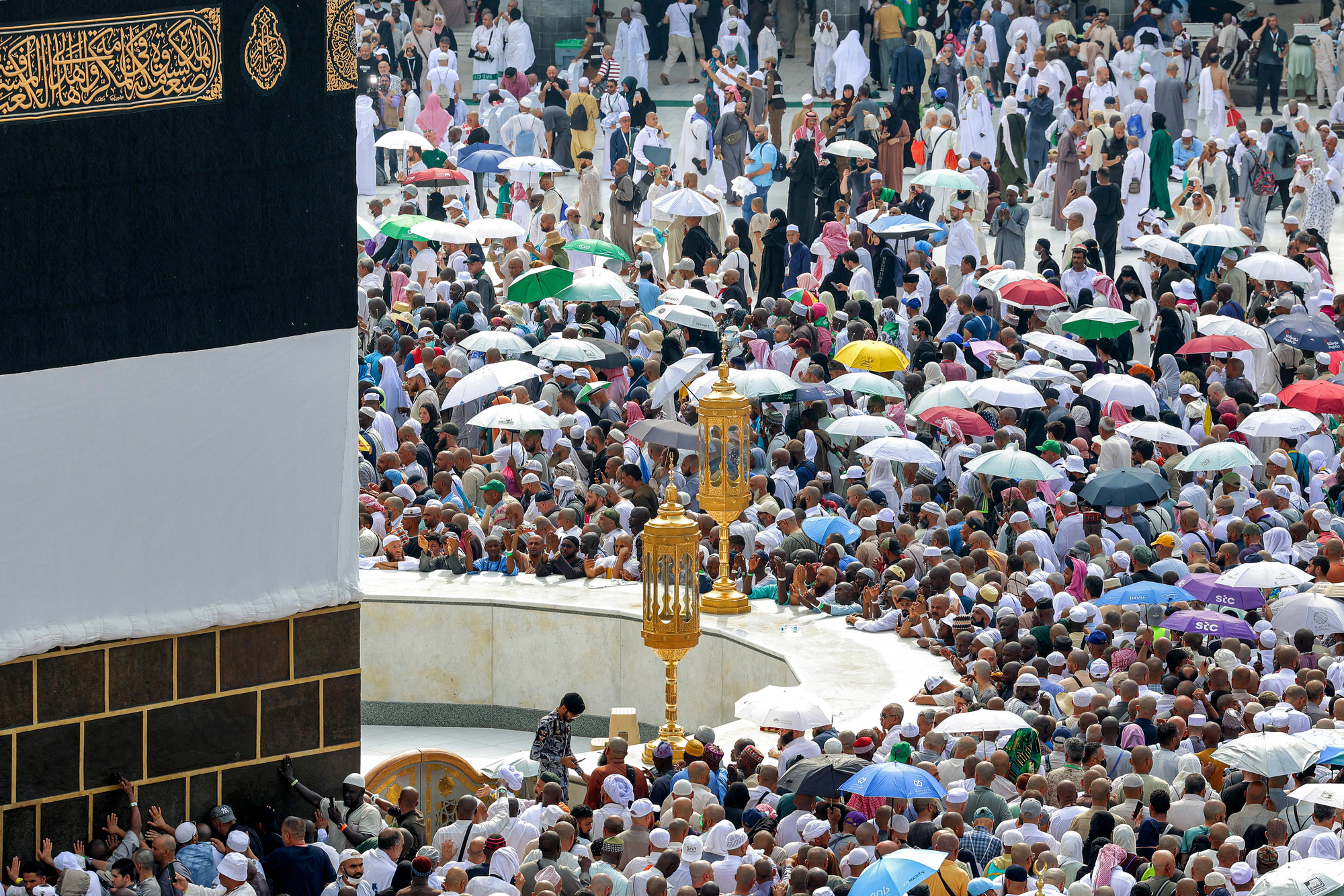 Thánh địa Mecca nóng gần 52 độ C, ít nhất 550 người hành hương thiệt mạng- Ảnh 2. Các tín đồ thực hiện nghi thức Hồi giáo quanh nhà thờ Kaaba tại thánh đường Hồi giáo Al-Masjid Al-Haram dưới cái nắng thiêu đốt - Ảnh: AFP