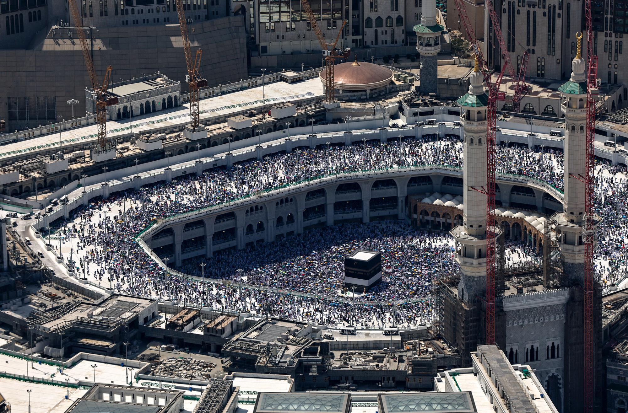 Thánh địa Mecca nóng gần 52 độ C, ít nhất 550 người hành hương thiệt mạng- Ảnh 3. Hàng triệu người tụ tập tại nhà thờ Hồi giáo Al-Masjid Al-Haram tại thành phố Mecca ngày 17-6 - Ảnh: AFP
