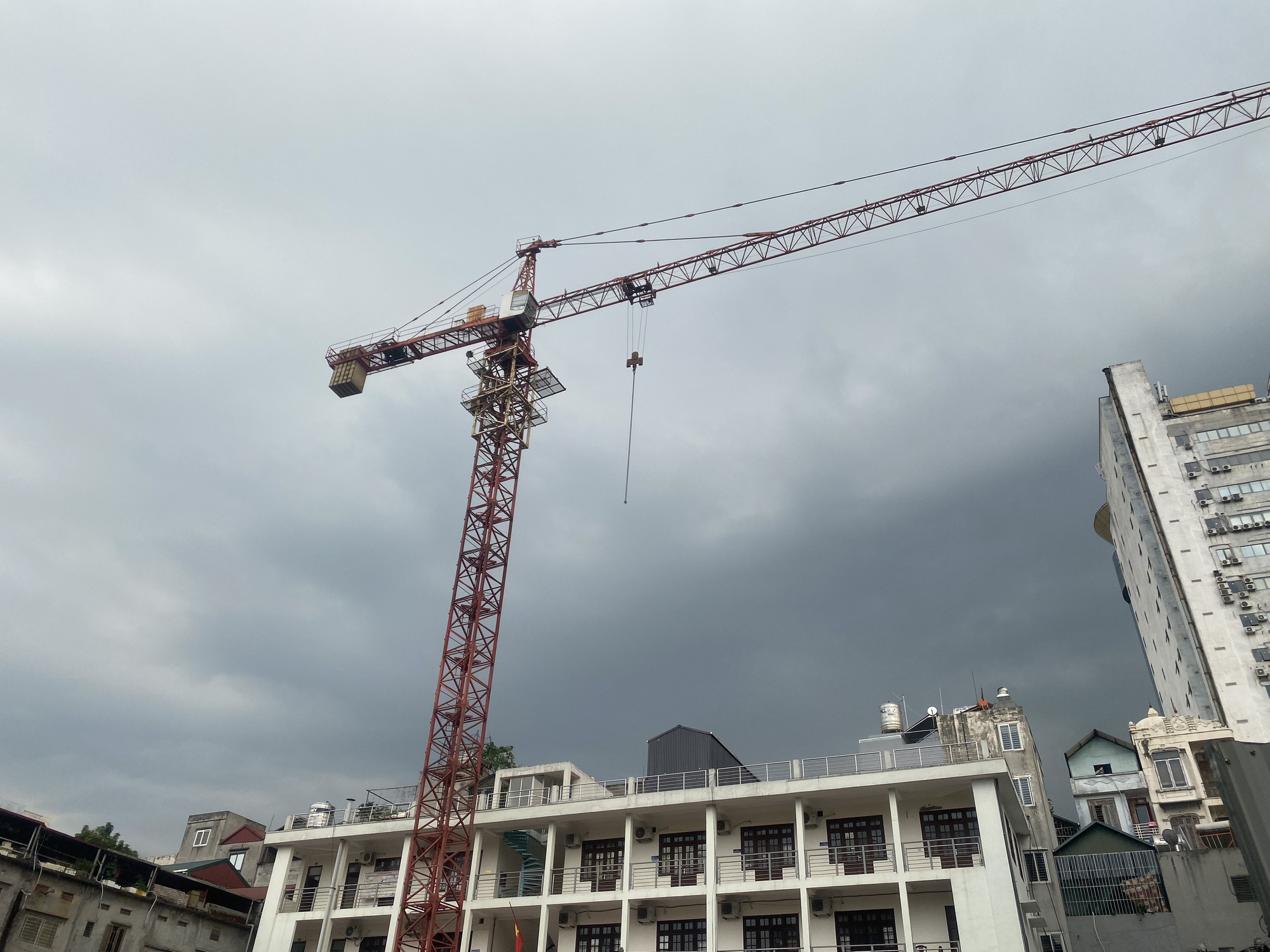 Cơn mưa dông từ ngoại thành kéo về trung tâm Hà Nội, cây cối ngã đổ- Ảnh 1. Mây dông bao phủ khu vực quận Cầu Giấy (Hà Nội) và kéo sang các quận lân cận - Ảnh: C.TUỆ