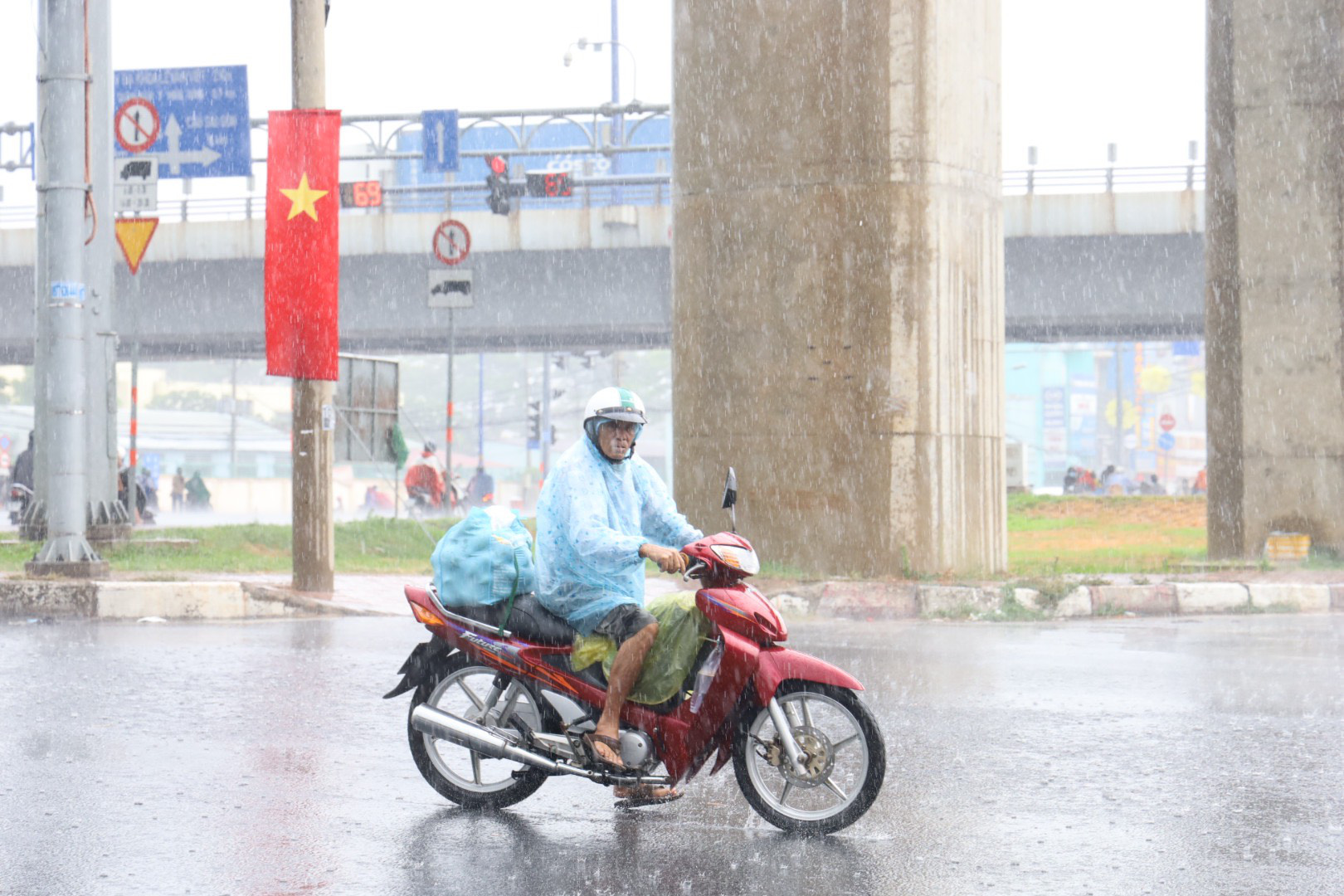 Thời tiết hôm nay 23-6: Tây Nguyên, Nam Bộ mưa to đến rất to, miền Bắc mưa rào- Ảnh 1. Dự báo hôm nay 23-6, thời tiết Nam Bộ mưa to đến rất to - Ảnh: NGỌC QUÝ