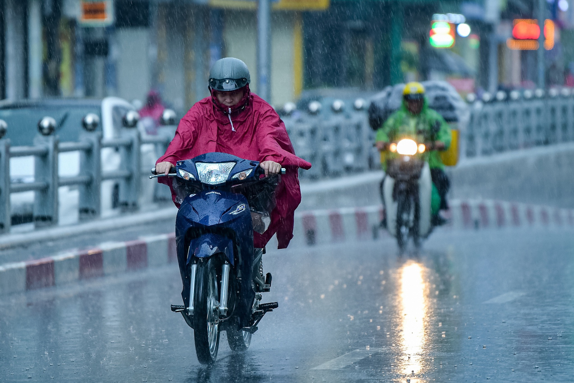 Mây dông lại kéo về Hà Nội, lo lắng mưa to và sét- Ảnh 1. Dự báo chiều nay Hà Nội tiếp tục có mưa dông - Ảnh: NAM TRẦN
