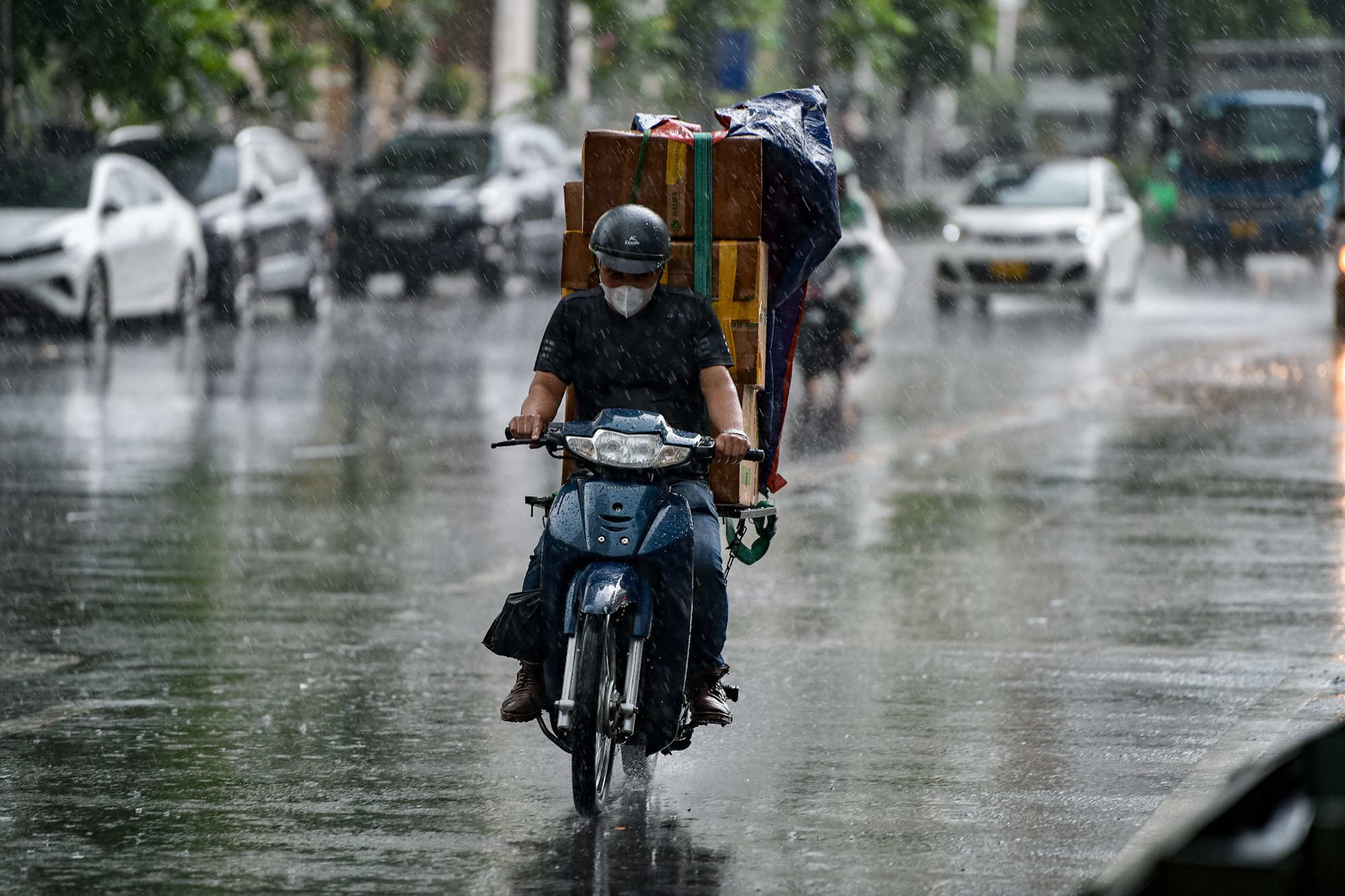Mây dông từ Ba Vì đang kéo về trung tâm Hà Nội, cảnh báo mưa lớn- Ảnh 1. Dự báo chiều tối nay ở khu vực nội thành Hà Nội có mưa dông - Ảnh: NAM TRẦN