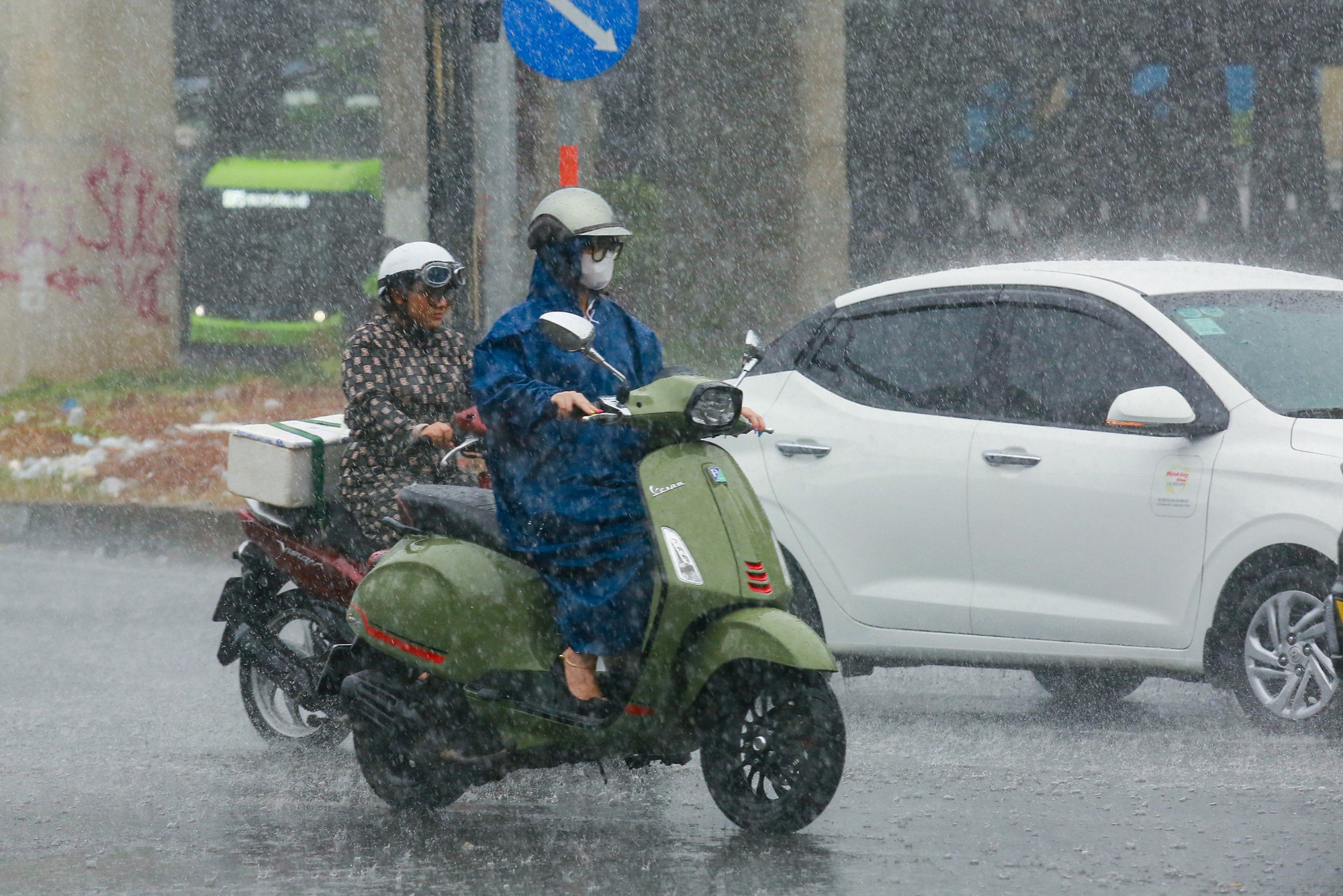 Thời tiết hôm nay 21-6: Bắc Bộ nắng nóng, Nam Bộ có nơi mưa rất to- Ảnh 1. Dự báo hôm nay 21-6, thời tiết Nam Bộ mưa to - Ảnh: LÊ PHAN