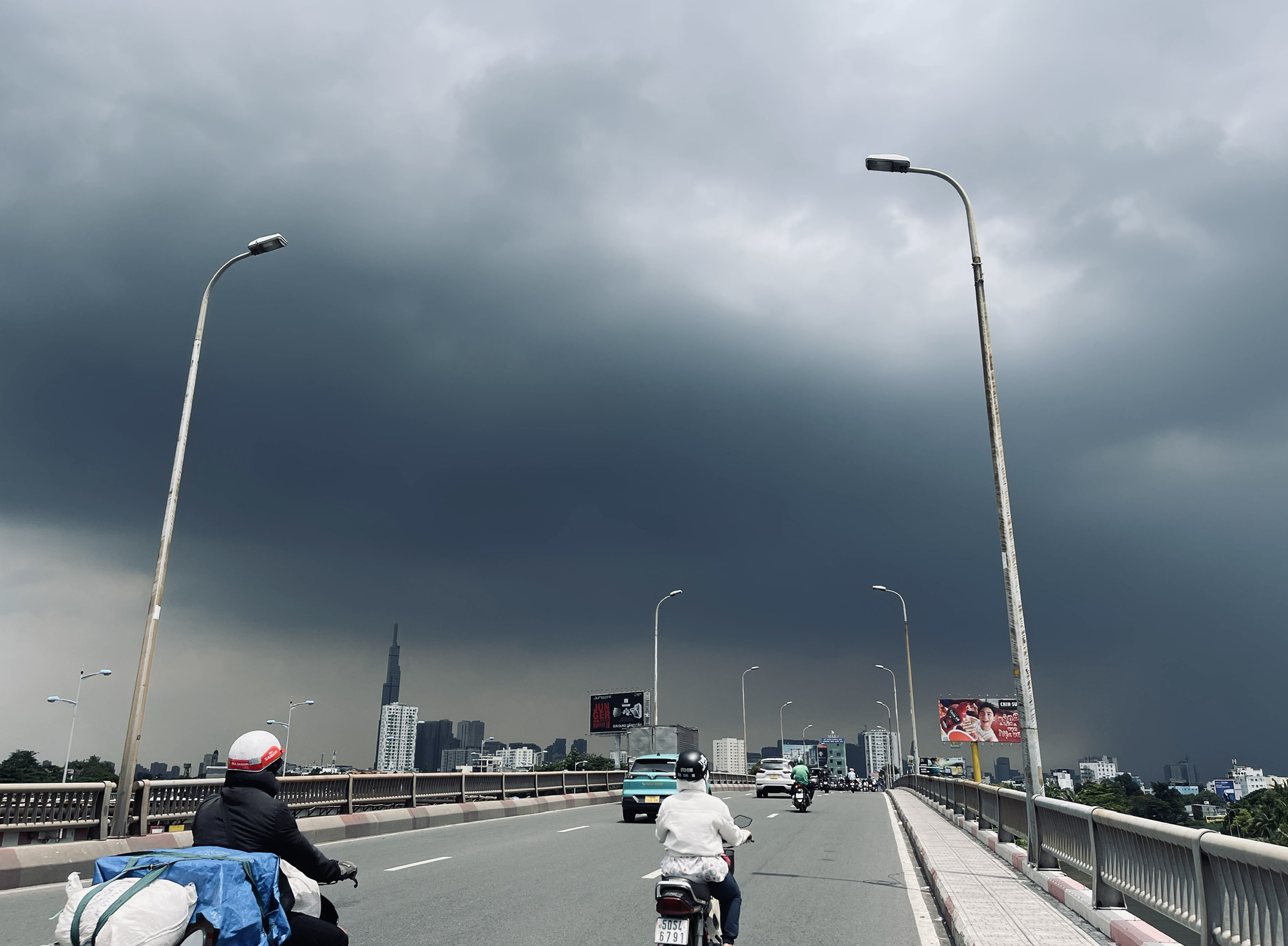 TP.HCM và nhiều nơi mưa to, thí sinh đi thi chú ý- Ảnh 1. Mây dông đen trời TP.HCM, chiều nay có mưa to - Ảnh: LÊ PHAN