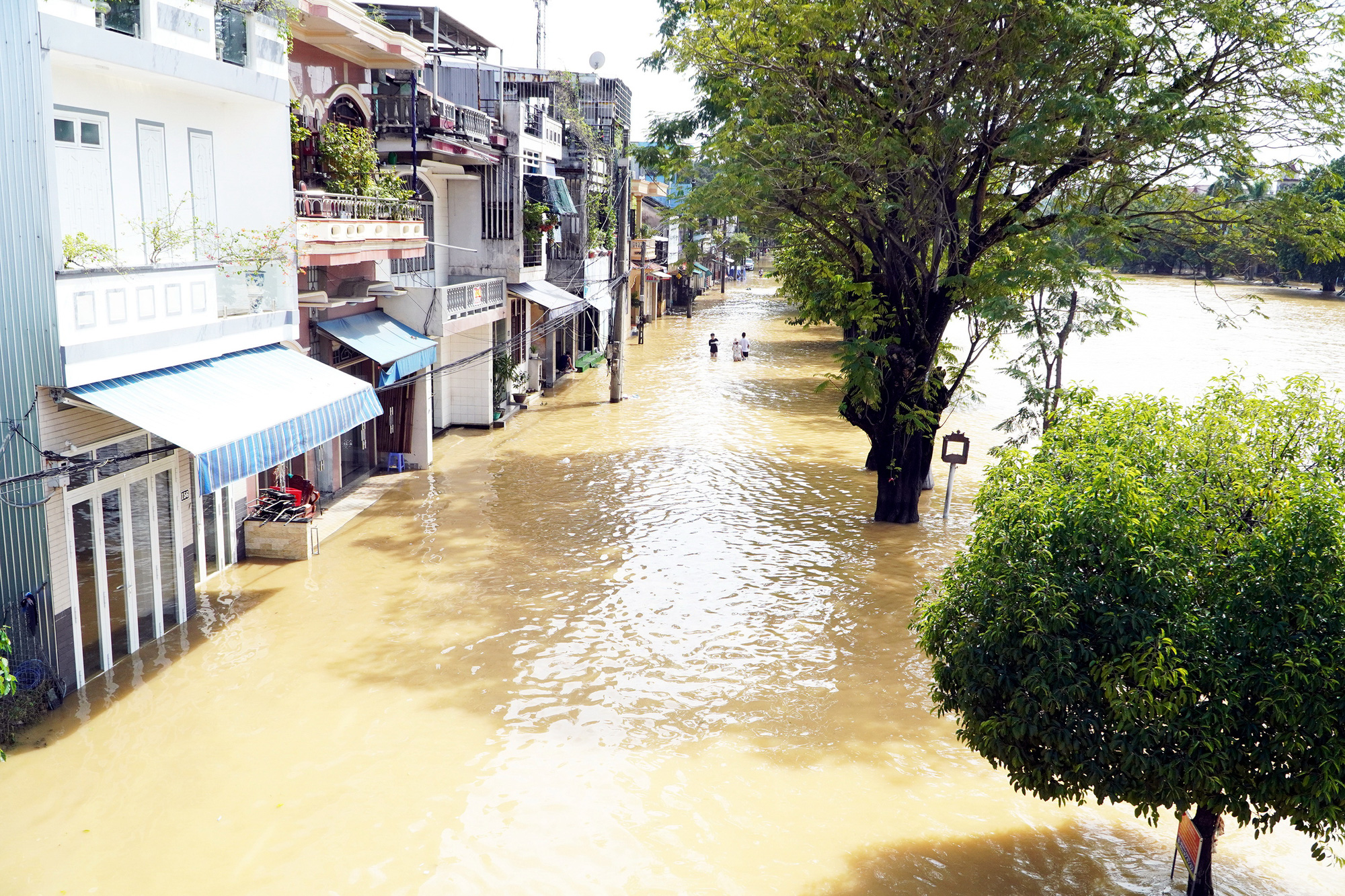 Vào mùa mưa bão, đừng quên thiệt hại năm 2020- Ảnh 1. Tuyến phố Bạch Đằng (Huế) chìm trong nước lũ (tháng 11-2023) - Ảnh: LÊ TRUNG