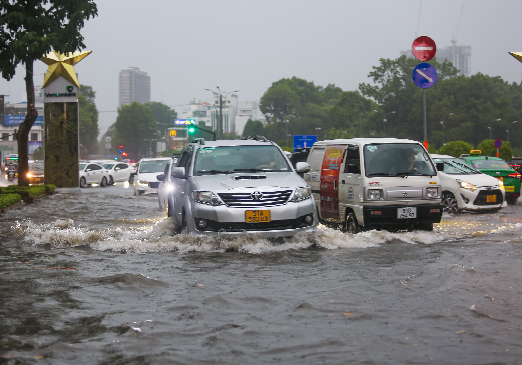 TP.HCM mưa ngập khắp nơi, đường trung tâm Lê Lợi mênh mông nước- Ảnh 5. TP.HCM mưa ngập khắp nơi, đường trung tâm Lê Lợi mênh mông nước- Ảnh 5.