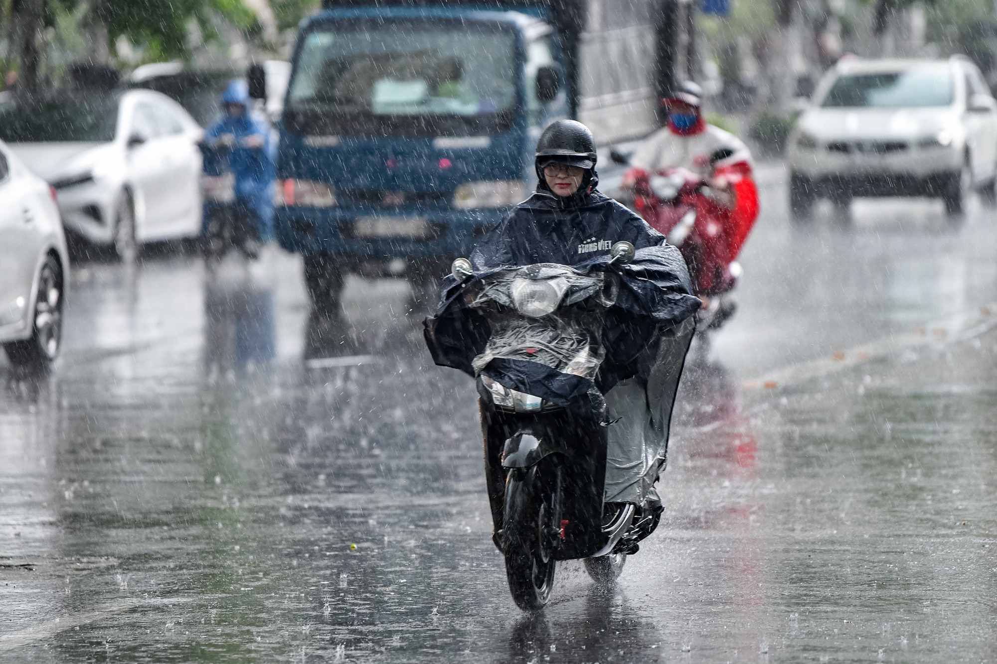 Thời tiết hôm nay 14-6: Bắc Bộ ngày nắng nóng, tối mưa to; Nam Bộ ngày nắng- Ảnh 1. Từ chiều tối nay 14-6, thời tiết Bắc Bộ dự báo mưa to trở lại - Ảnh: NAM TRẦN