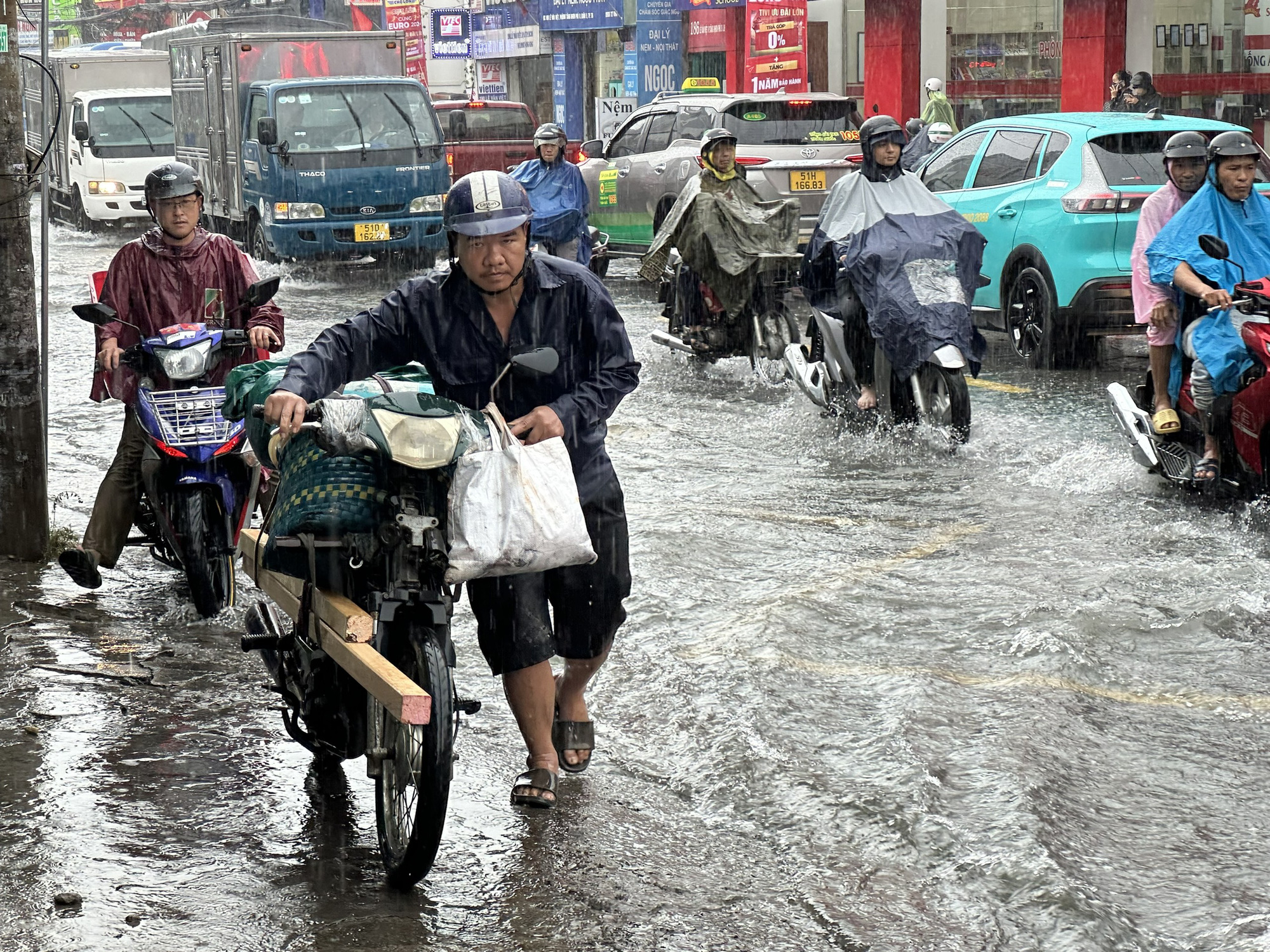 Mưa lớn làm đường Đỗ Xuân Hợp ‘dậy sóng’, nước tràn vào ủy ban phường- Ảnh 9.