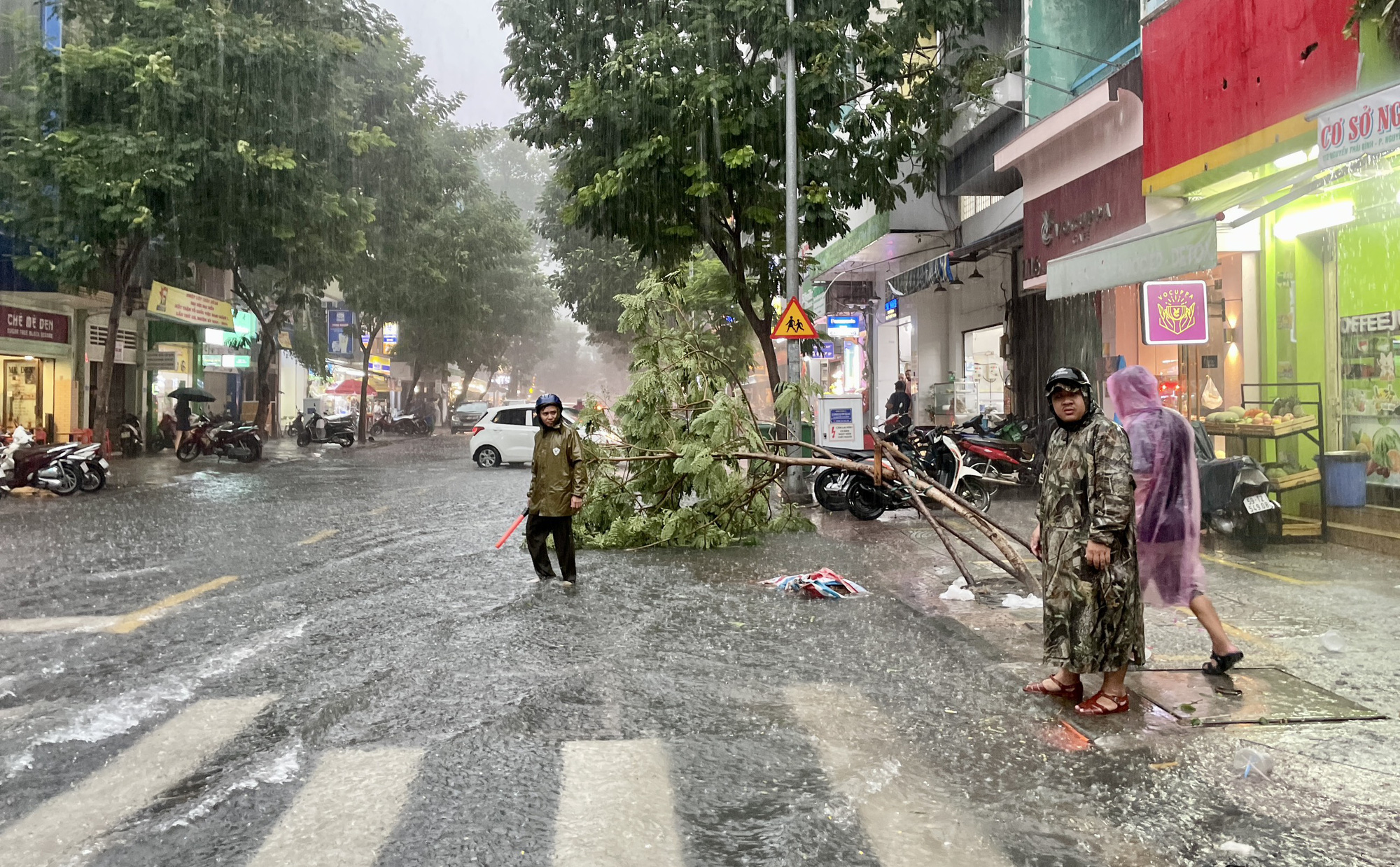 TP.HCM mưa ngập khắp nơi, đường trung tâm Lê Lợi mênh mông nước- Ảnh 9. TP.HCM mưa ngập khắp nơi, đường trung tâm Lê Lợi mênh mông nước- Ảnh 9.