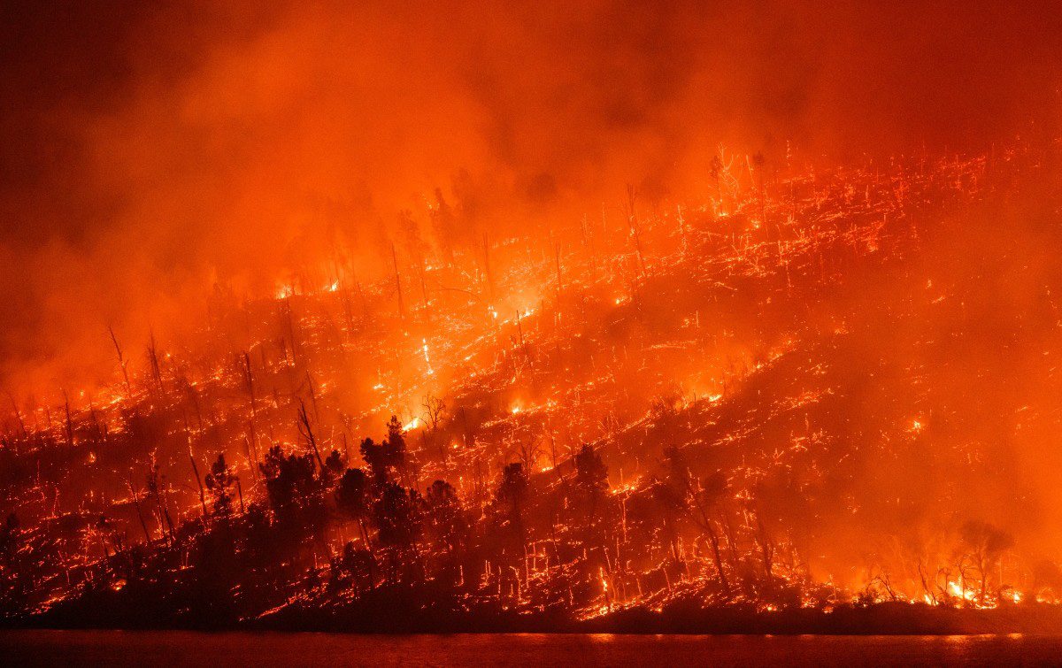 Cháy rừng kinh hoàng buộc 13.000 người sơ tán ở bang California- Ảnh 3. Đám cháy rừng Thompson bùng phát quanh hồ Oroville ở Oroville, bang California vào ngày 2-7. Một đợt nắng nóng đang khiến nhiệt độ tăng cao, dẫn đến cảnh báo cháy rừng nghiêm trọng trên khắp bang này - Ảnh: AFP