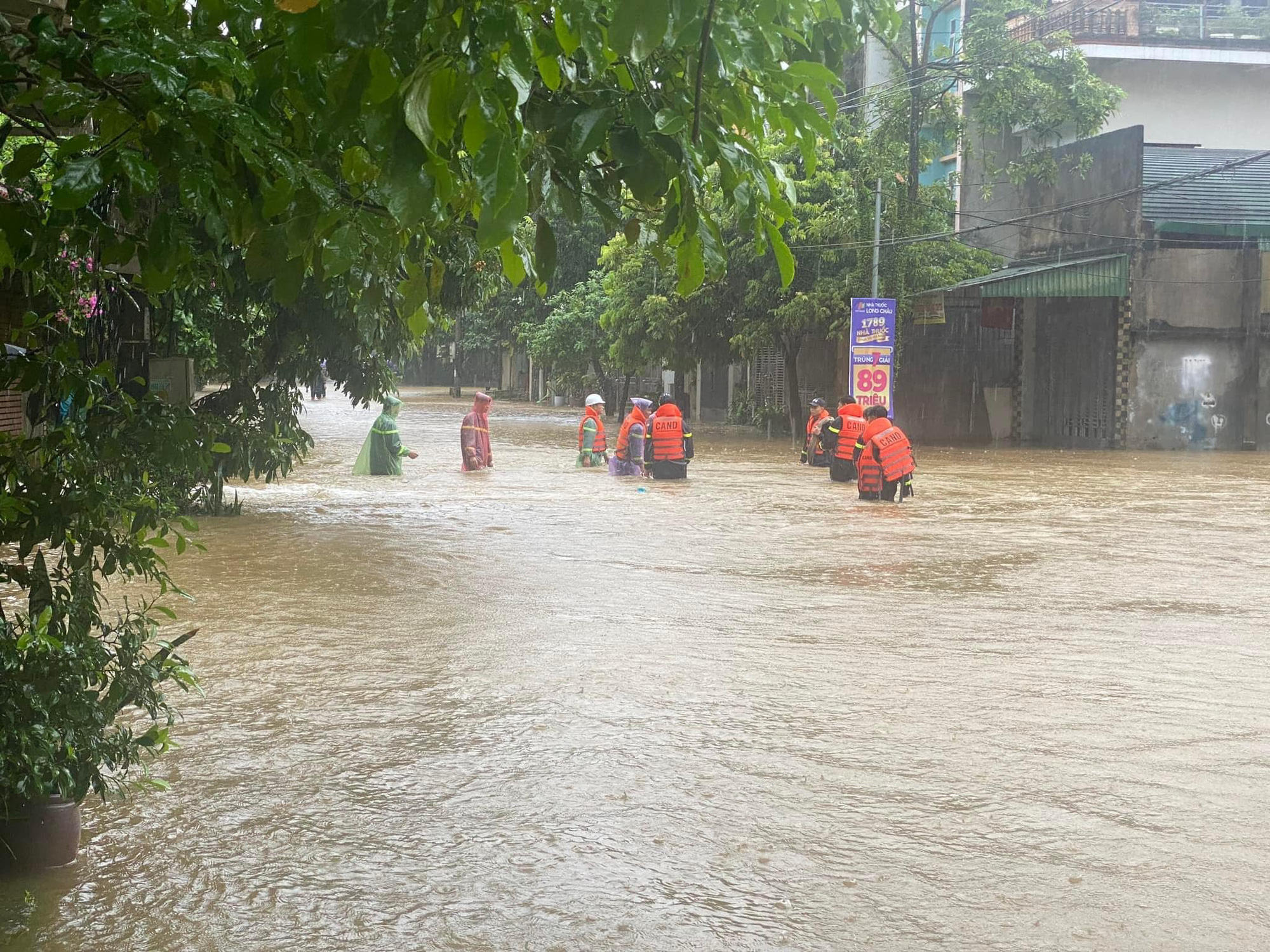 Hà Giang lại mưa lớn, nhiều nơi ngập úng- Ảnh 1. Lực lượng chức năng được triển khai đến các khu vực ngập sâu ở phường Trần Phú, thành phố Hà Giang để hỗ trợ người dân - Ảnh: H. GIANG