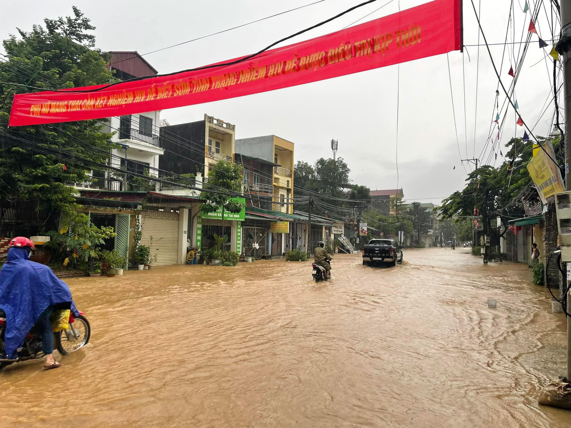 Hà Giang lại mưa lớn, nhiều nơi ngập úng- Ảnh 4. Mưa lớn gây ngập úng đường ở thành phố Hà Giang - Ảnh: TRỌNG HẢI
