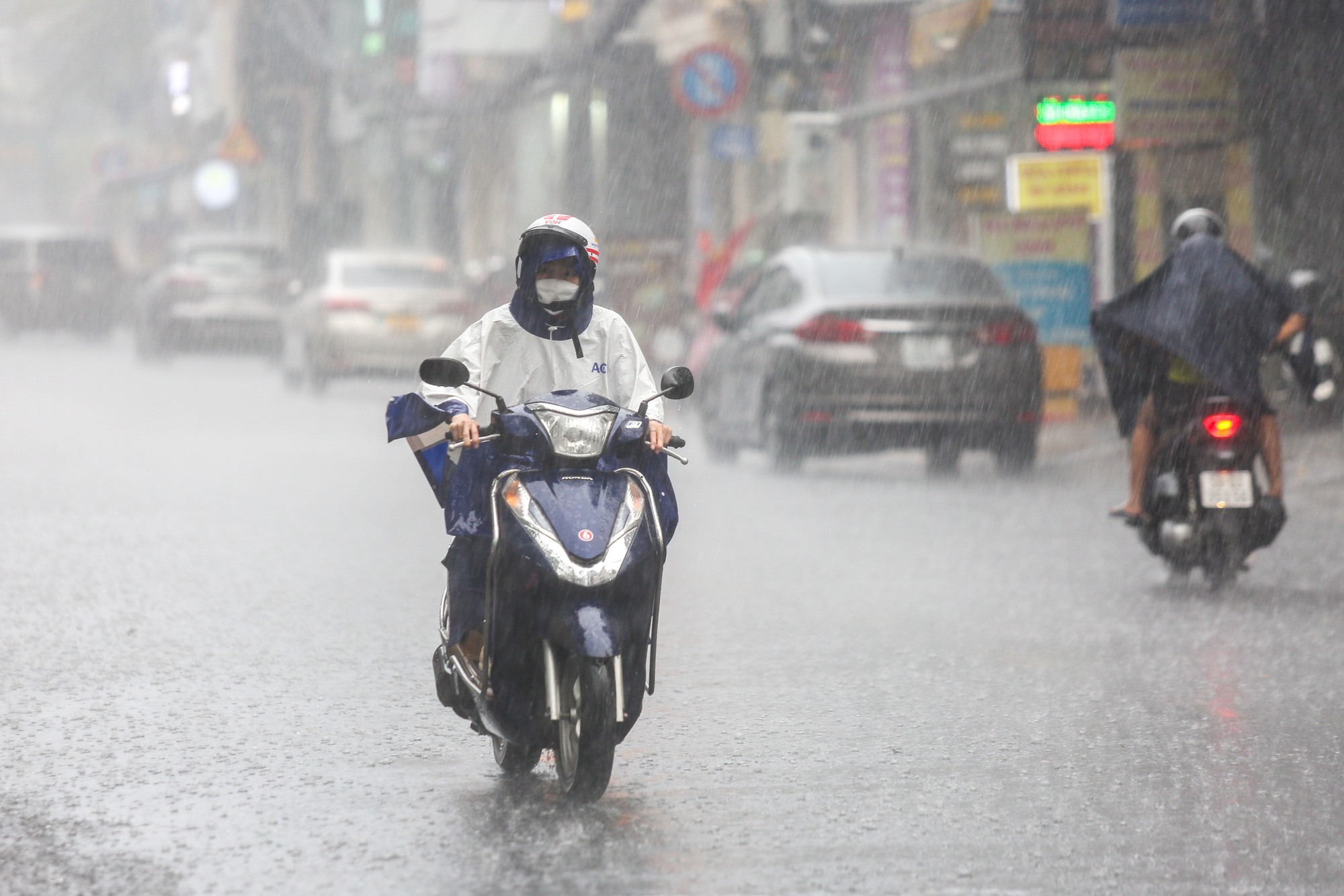 Thời tiết hôm nay 15-7: Áp thấp nhiệt đới gần bờ, cả nước mưa to- Ảnh 1. Hôm nay 15-7, thời tiết cả nước mưa to - Ảnh: PHƯƠNG QUYÊN