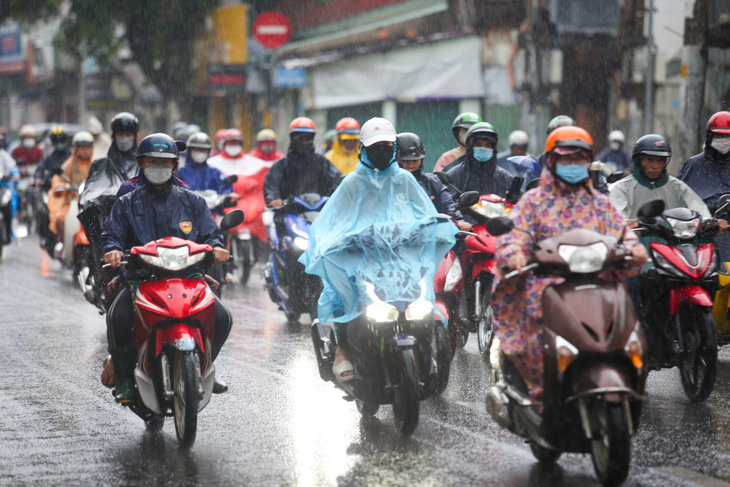 Thời tiết hôm nay 5-7: Hai miền Nam, Bắc giảm mưa- Ảnh 1. Hôm nay 5-7, thời tiết Nam Bộ mưa dông về chiều - Ảnh: PHƯƠNG QUYÊN
