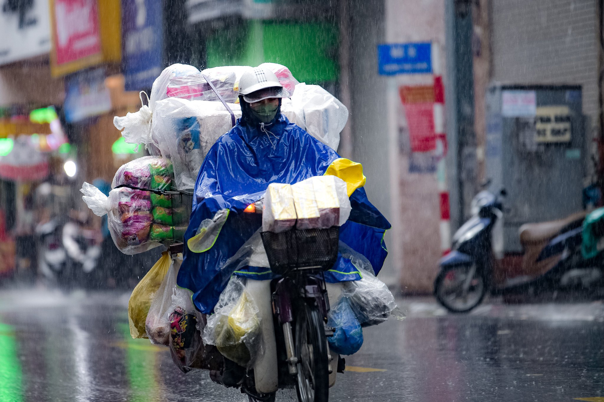 Miền Bắc mưa to từ chiều nay- Ảnh 1. Miền Bắc chấm dứt đợt nắng nóng từ hôm nay nhờ đợt mưa to - Ảnh: NAM TRẦN