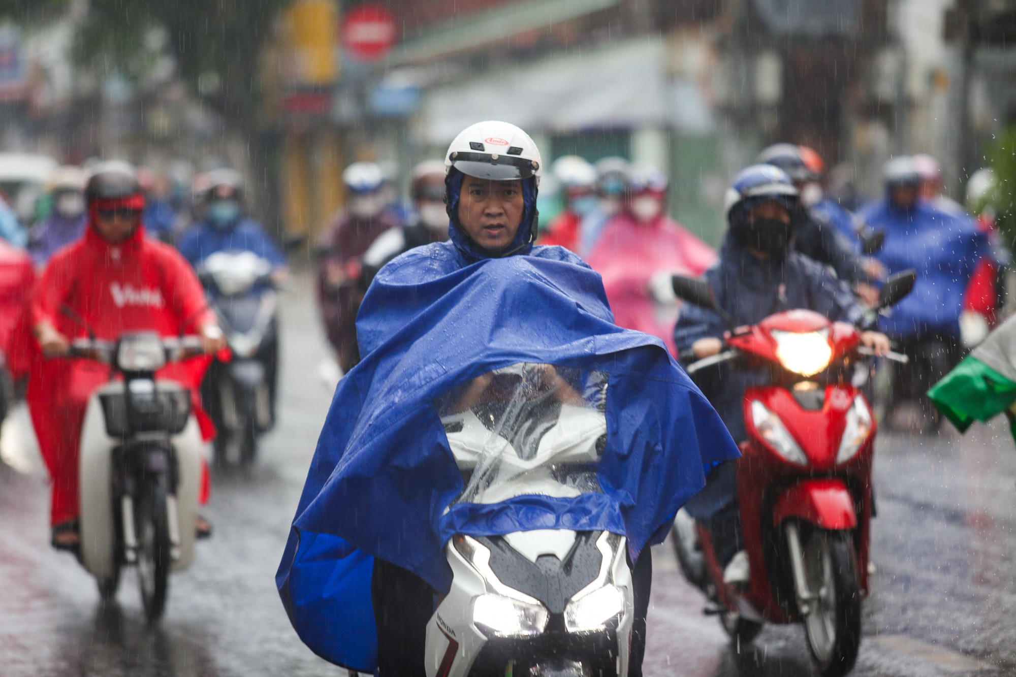 Thời tiết hôm nay 8-7: Bắc Bộ, Trung Bộ nắng nóng; Nam Bộ có nơi mưa rất to- Ảnh 1. Hôm nay 8-7, thời tiết miền Nam dự báo có nơi mưa to đến rất to - Ảnh: PHƯƠNG QUYÊN