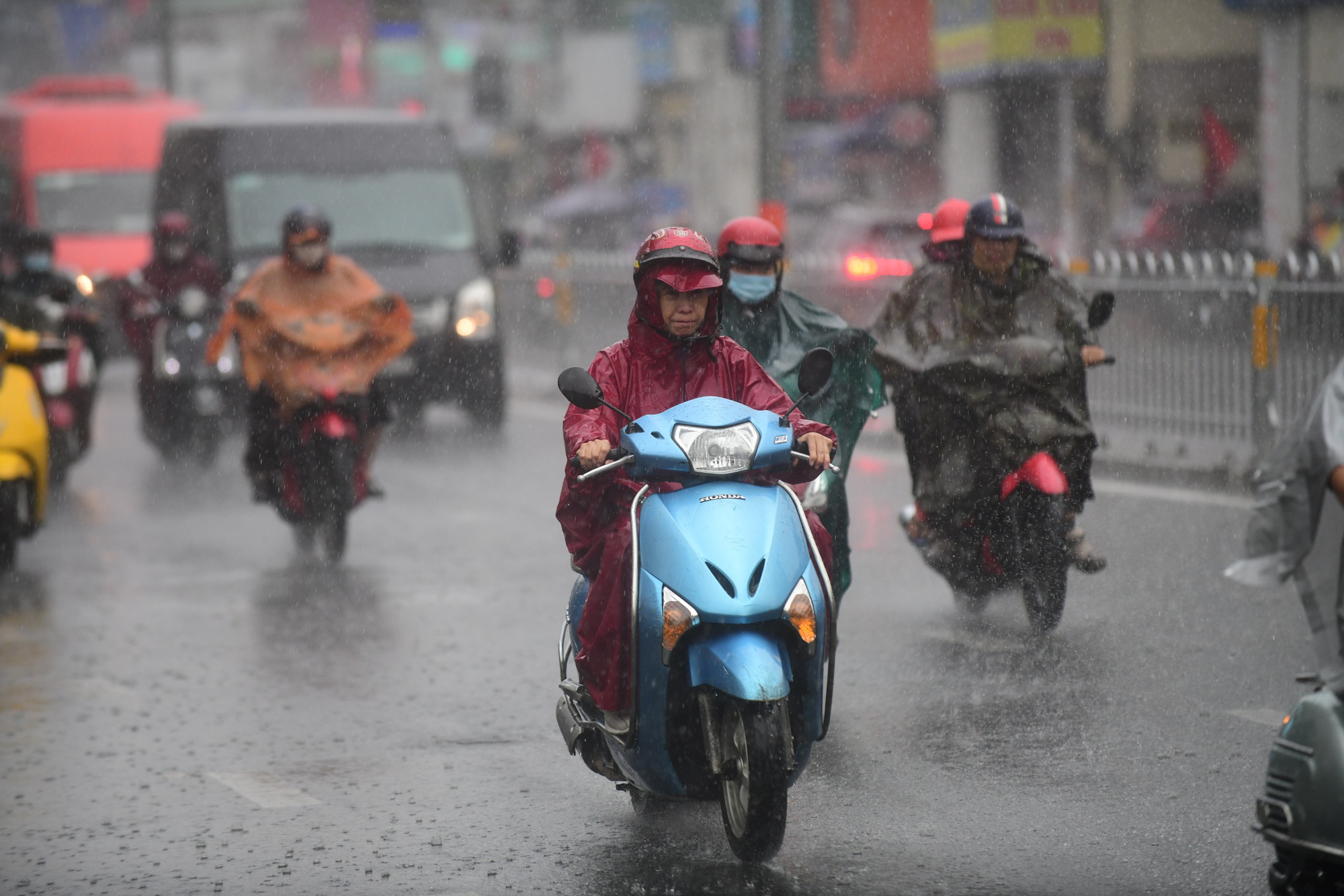 Thời tiết hôm nay 27-8: Nam Bộ, Tây Nguyên chiều tối mưa to đến rất to - Ảnh 1. Thời tiết hôm nay 27-8: Nam Bộ, Tây Nguyên chiều tối mưa to đến rất to - Ảnh 1.