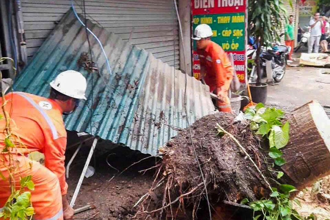Hà Nội: Sập nhà trên phố Khâm Thiên, cảnh báo nội thành ngập lụt - Ảnh 4. Tâm bão số 3 vẫn đang nằm ở khu vực Hòa Lạc, Hà Nội - Ảnh 27.
