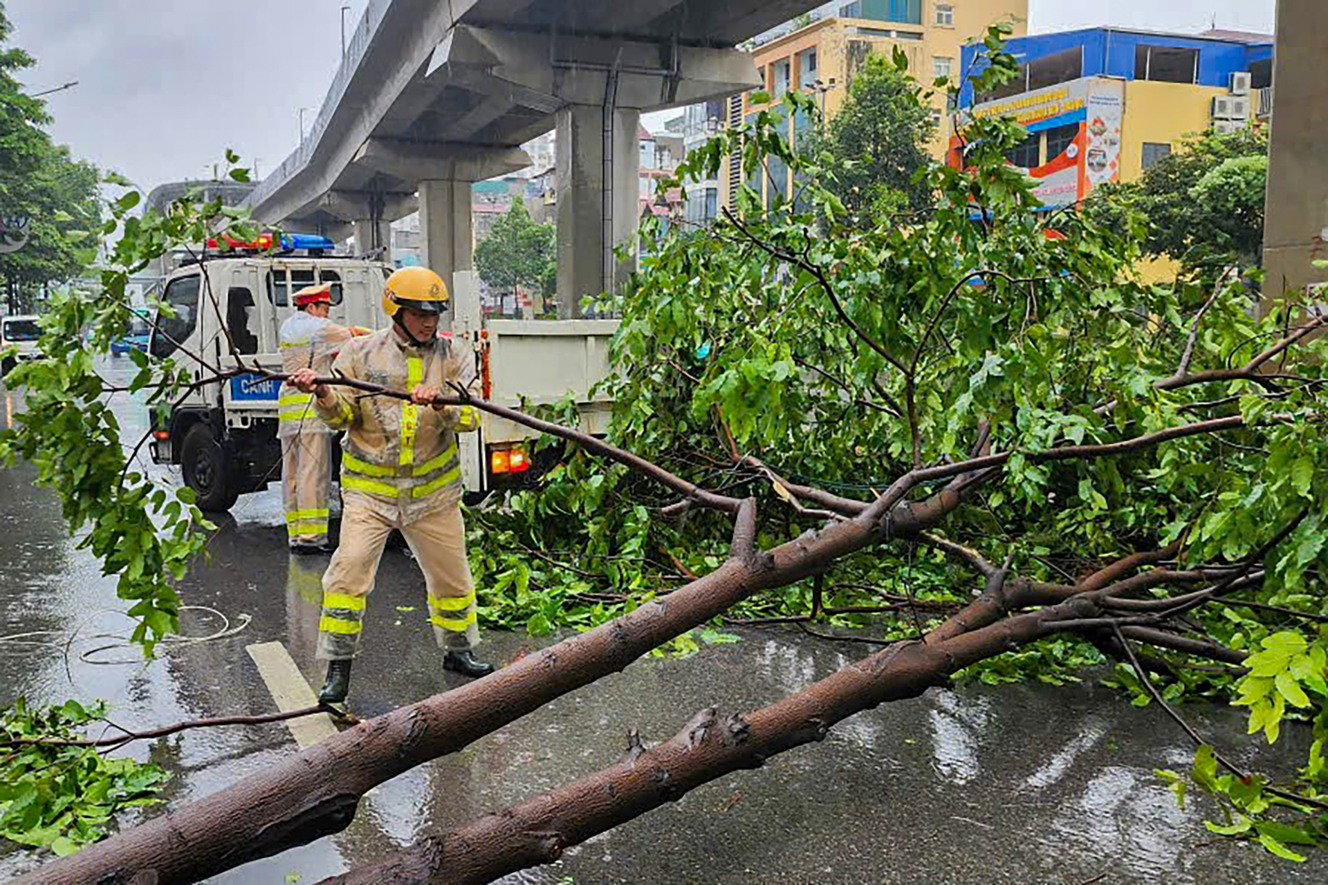 Hà Nội: Nhiều nơi mất điện, cảnh báo nội thành ngập lụt - Ảnh 5. Tâm bão số 3 vẫn đang nằm ở khu vực Hòa Lạc, Hà Nội - Ảnh 32.