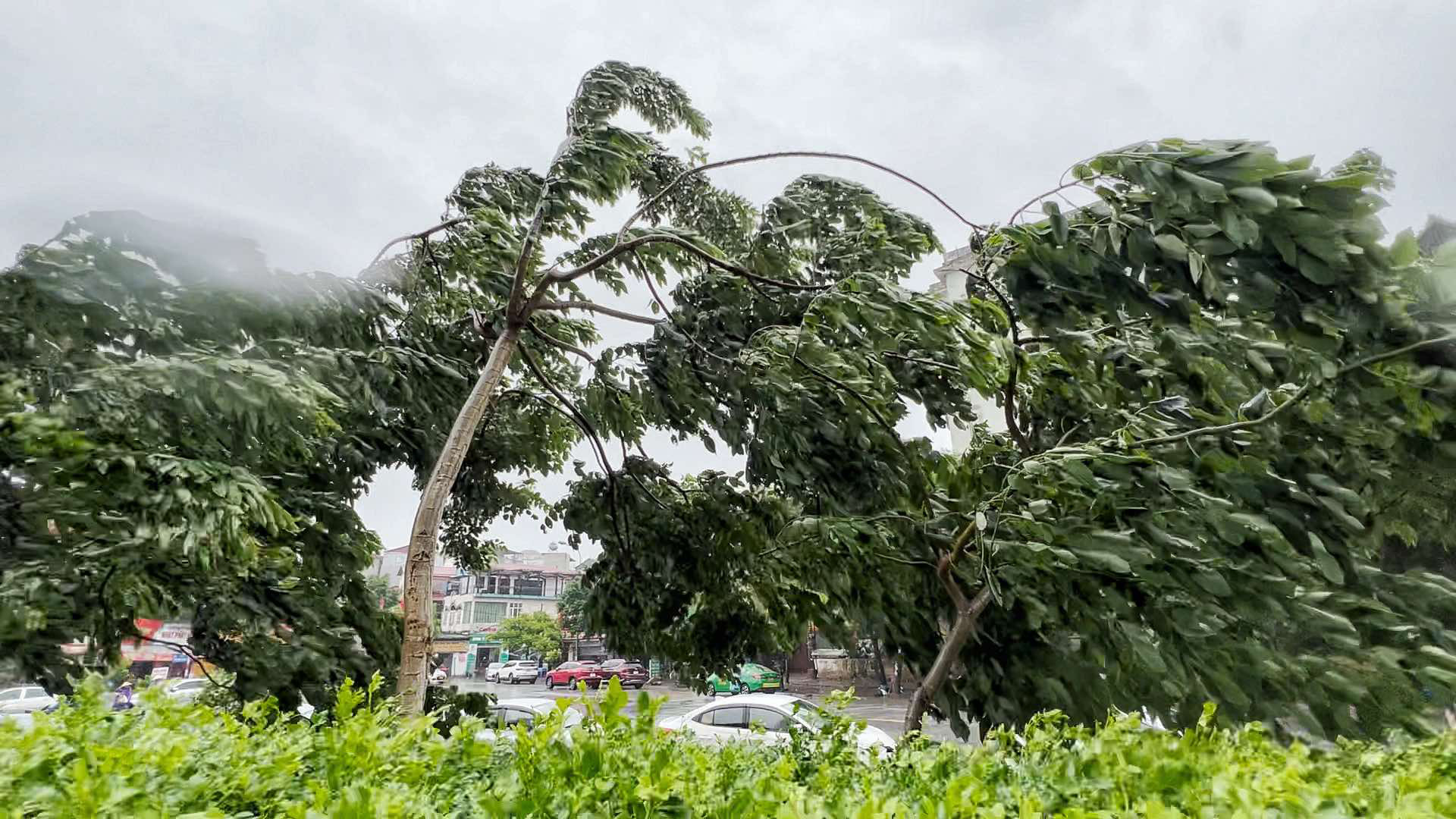 Hà Nội: Nhiều nơi mất điện, cảnh báo nội thành ngập lụt - Ảnh 2. Tâm bão số 3 vẫn đang nằm ở khu vực Hòa Lạc, Hà Nội - Ảnh 29.