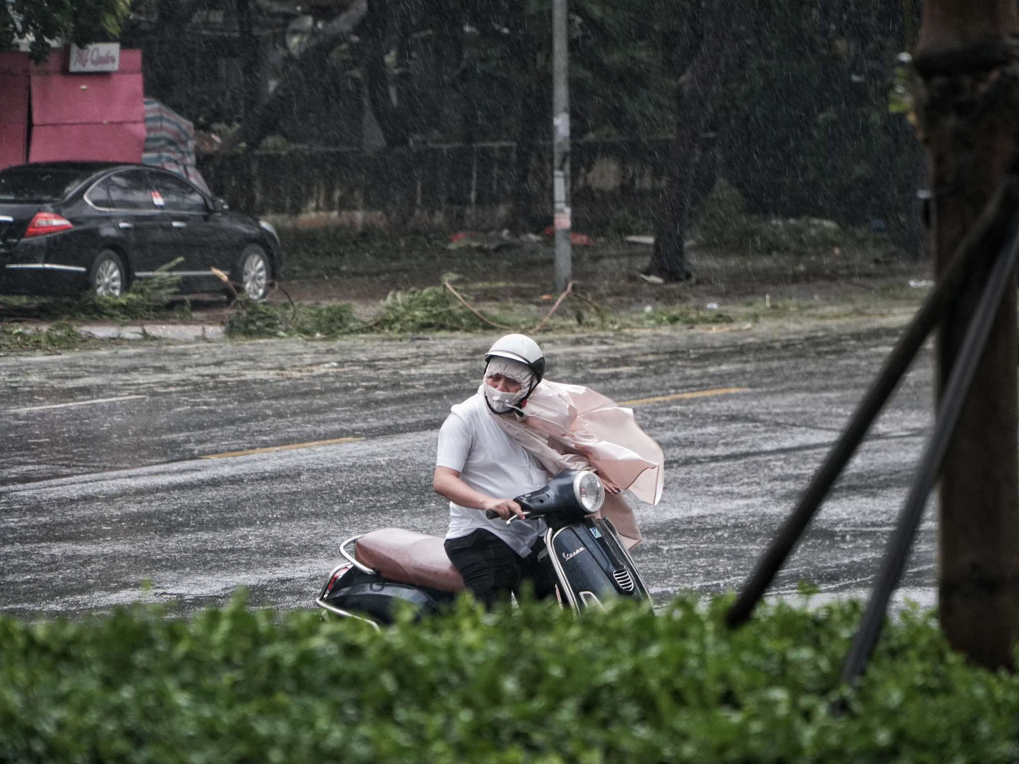 Hà Nội gió rất mạnh, chủ tịch TP khuyến cáo bà con không ra khỏi nhà - Ảnh 7. Tâm bão số 3 vẫn đang nằm ở khu vực Hòa Lạc, Hà Nội - Ảnh 38.