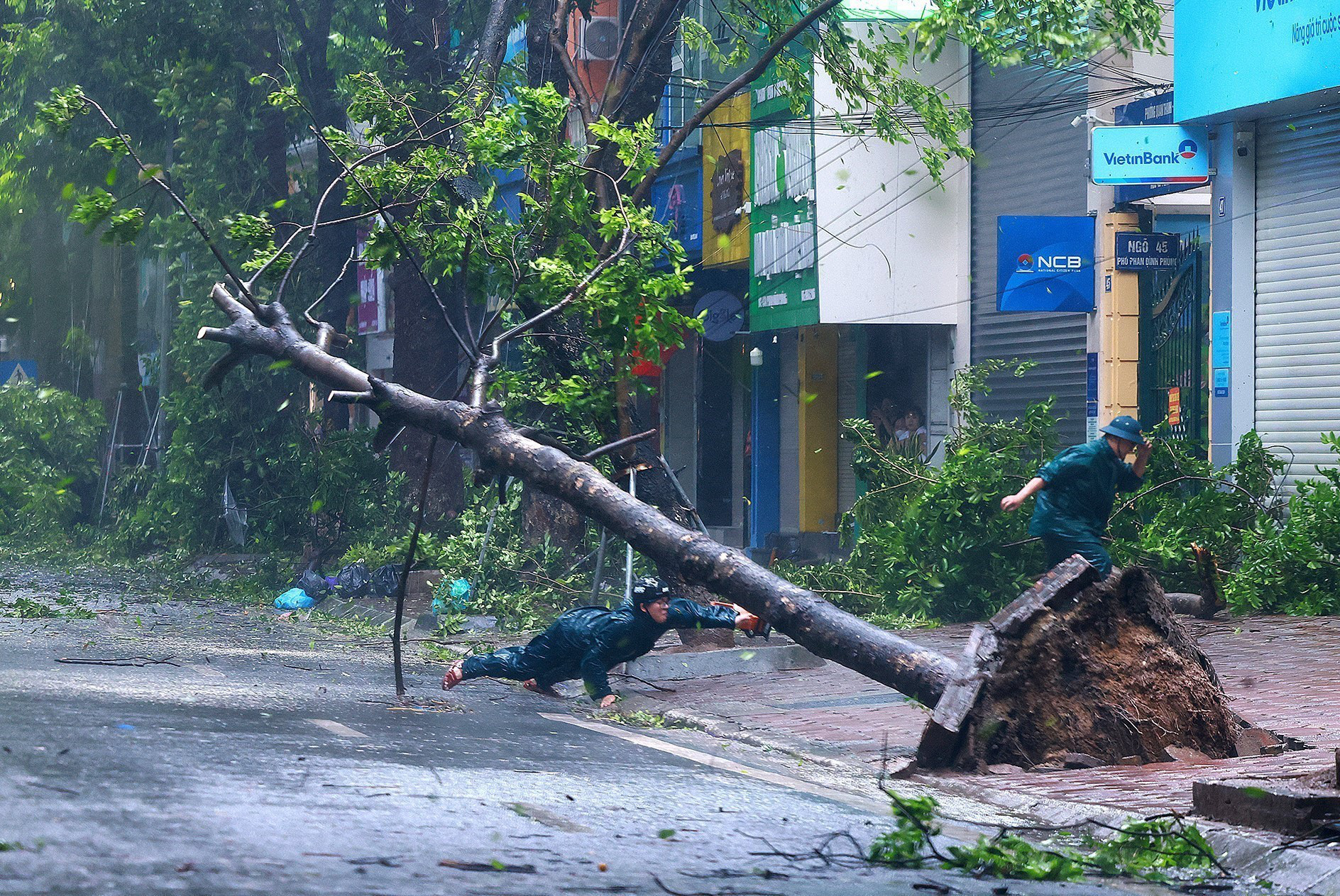 Hà Nội: Sập nhà trên phố Khâm Thiên, cây đa cổ thụ gần hồ Hoàn Kiếm gãy đổ - Ảnh 3. Tâm bão số 3 vẫn đang nằm ở khu vực Hòa Lạc, Hà Nội - Ảnh 23.